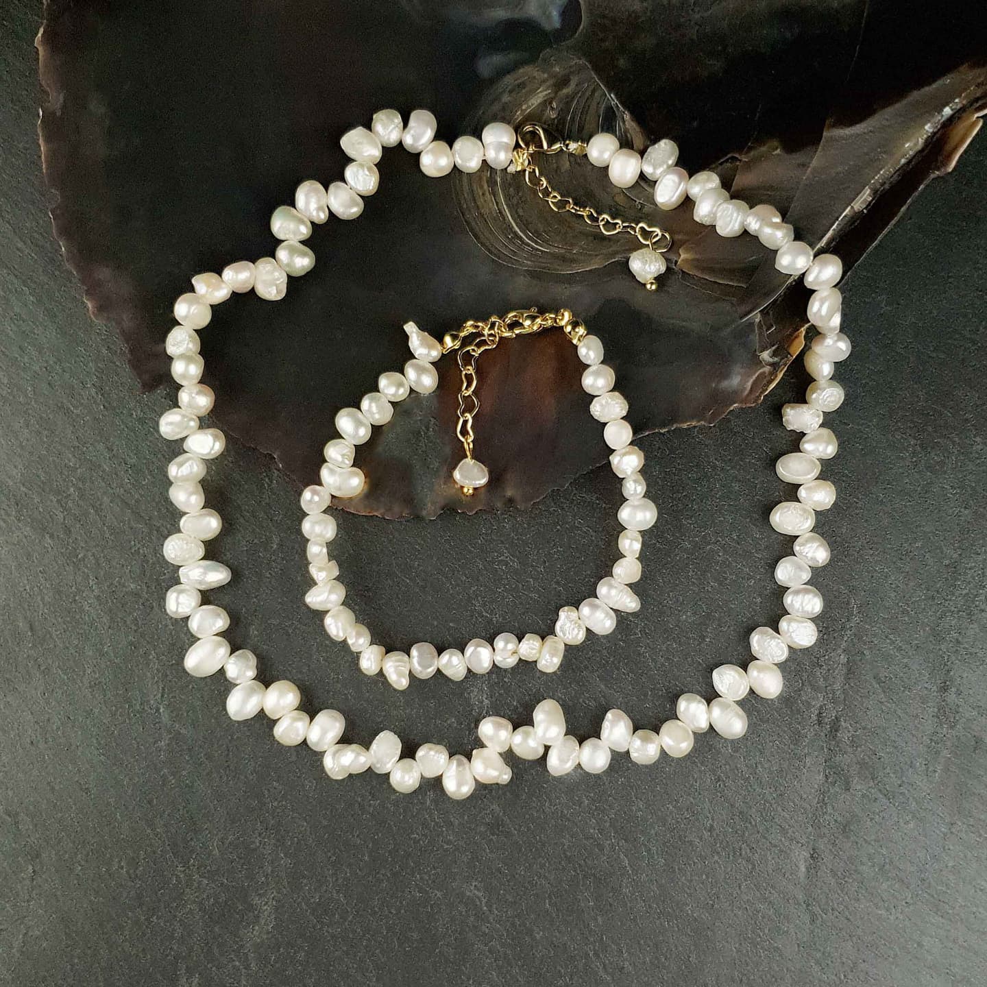 Witte zoetwater parel set bestaande uit een witte parelketting en wit parel armband