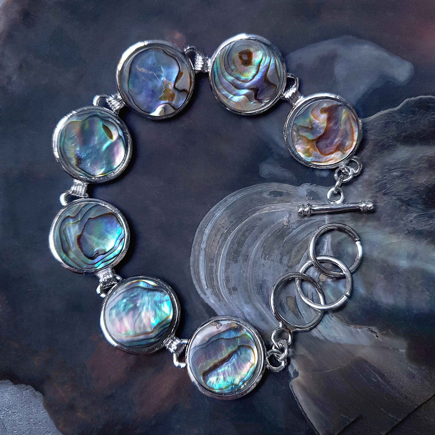 Parelmoeren armband met abaloon liggend in schelp | Abalone Round