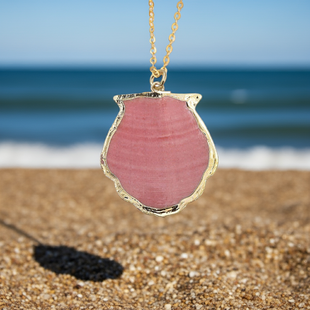 Roze schelpen ketting met achtergrond strand en zee | Gold Sea Shell Pink