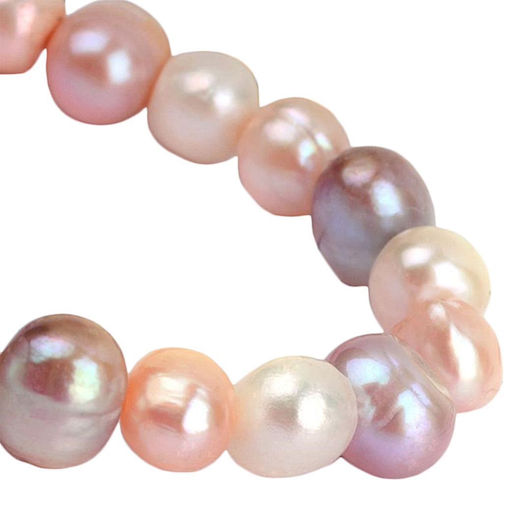 Detail van zoetwater parel armband met wit, zalm, roze parels en stras steentjes, elastisch | Maxima Soft Colors
