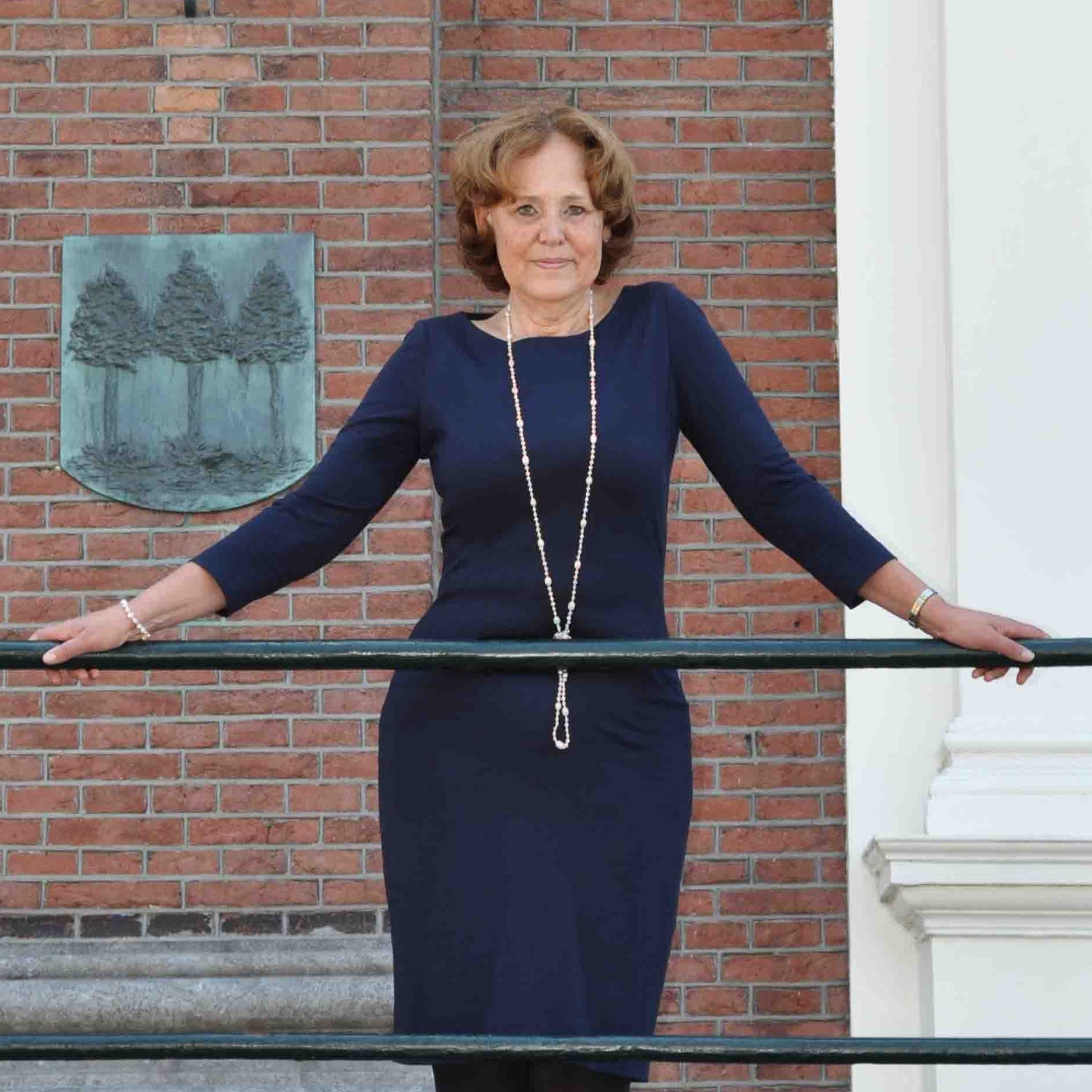 Angelique Dieteren, oprichter en eigenaar van Zhen Zhu, met een lange parelketting
