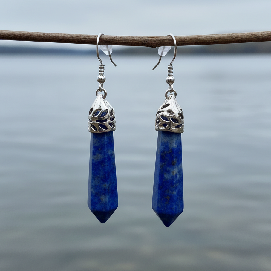 Blauwe edelstenen oorbellen met lapis lazuli en sterling zilver(925) hangend aan takje boven water | Lapis Lazuli Long Spot
