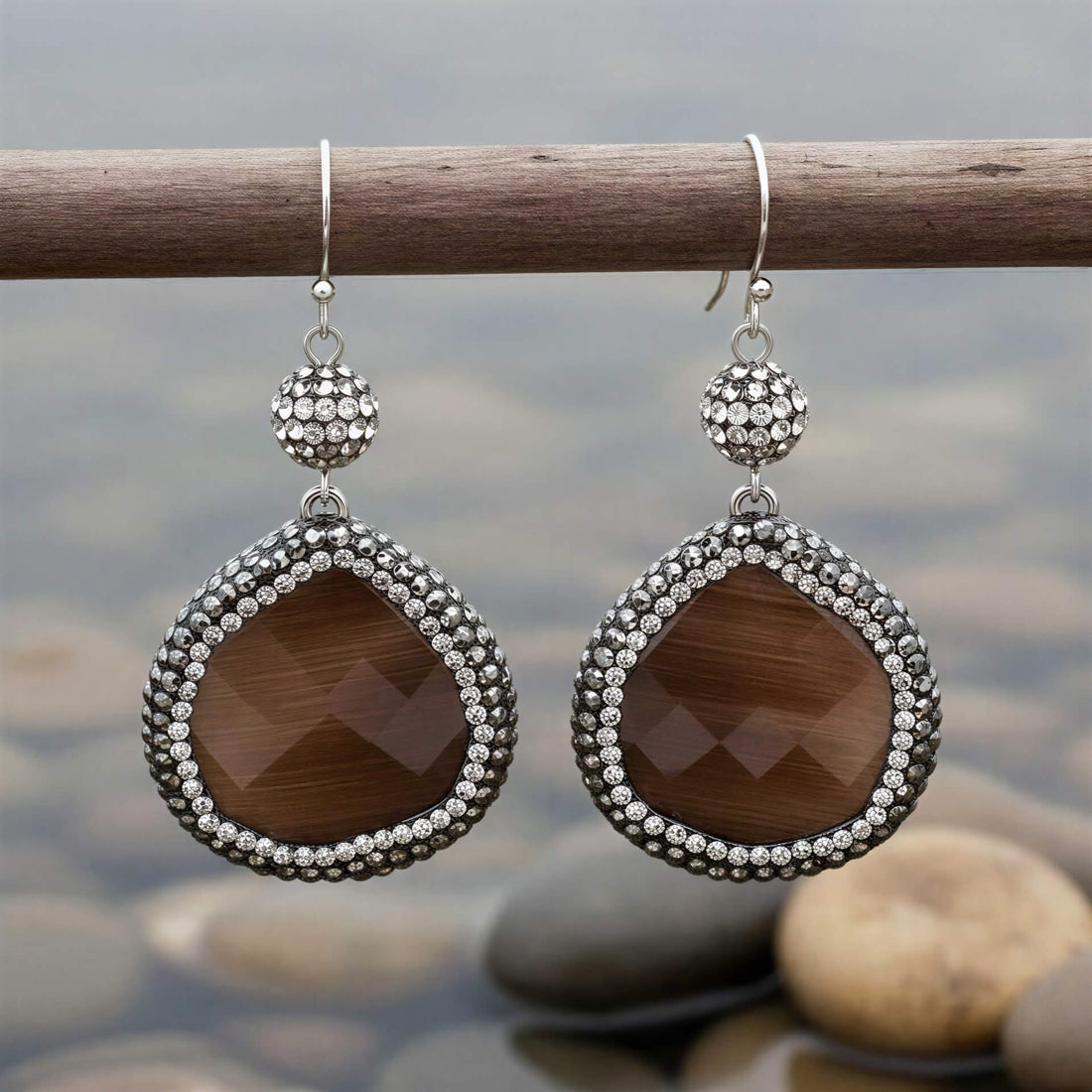 Bruine edelstenen oorbellen met kattenoog, stras steentjes en sterling zilver (925) hangend aan takje | Bright Brown Cat’s Eye