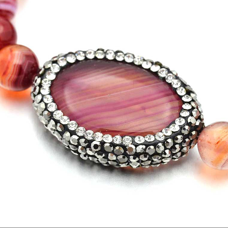 Detail van rood edelstenen armband met agaat en stras steentjes, elastisch | Bling Oval Red Striped Agate