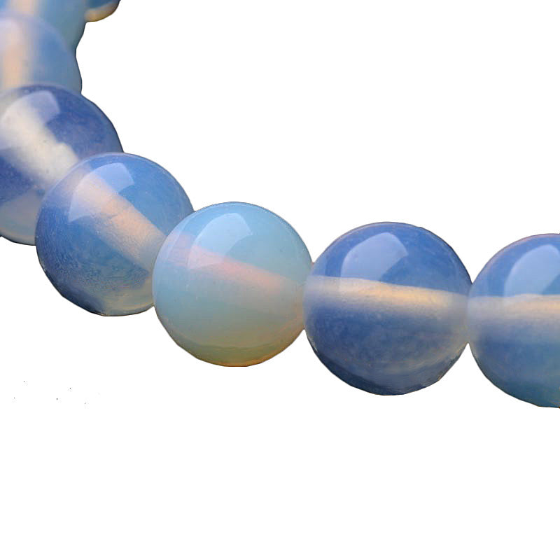 Detail van licht blauwe edelstenen armband met zee opaal, elastisch | Sea Opal