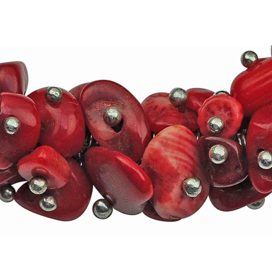 Detail van dik rood koralen armband met stukjes koraal, elastisch | Coral Chip