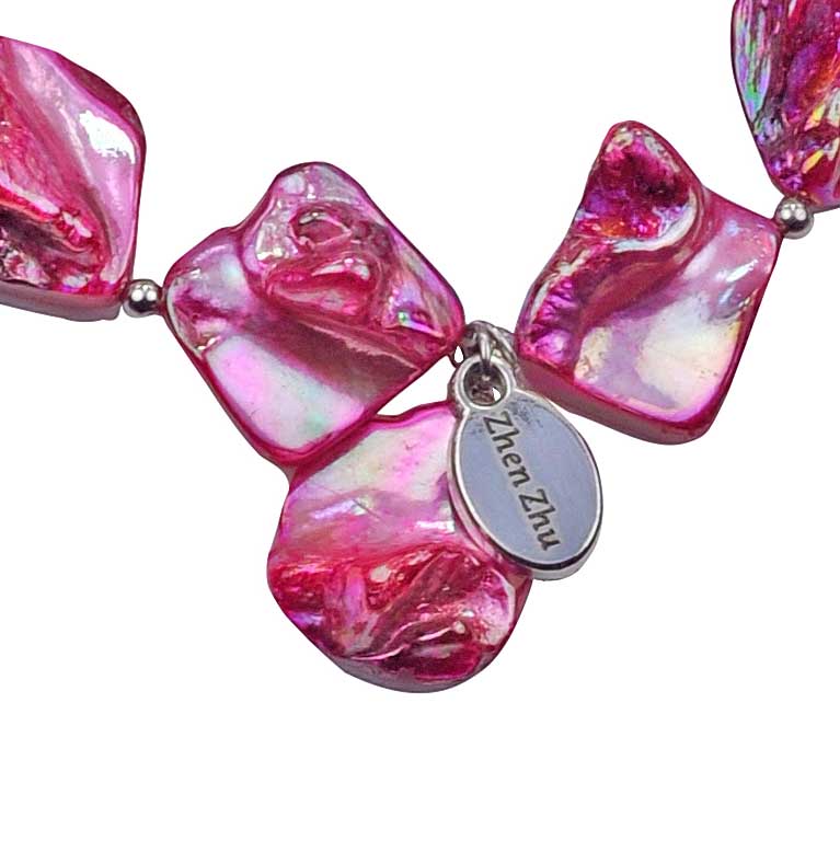 Detail van pink gekleurde parelmoeren schelpen armband | set Shell AB Pink