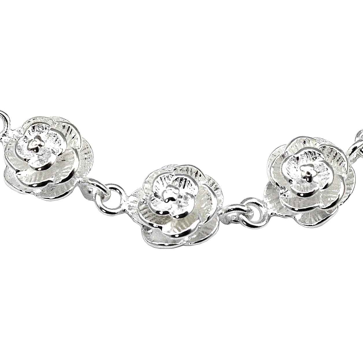 Detail van verzilverd armband met zilveren bloemetjes | Silver Flower
