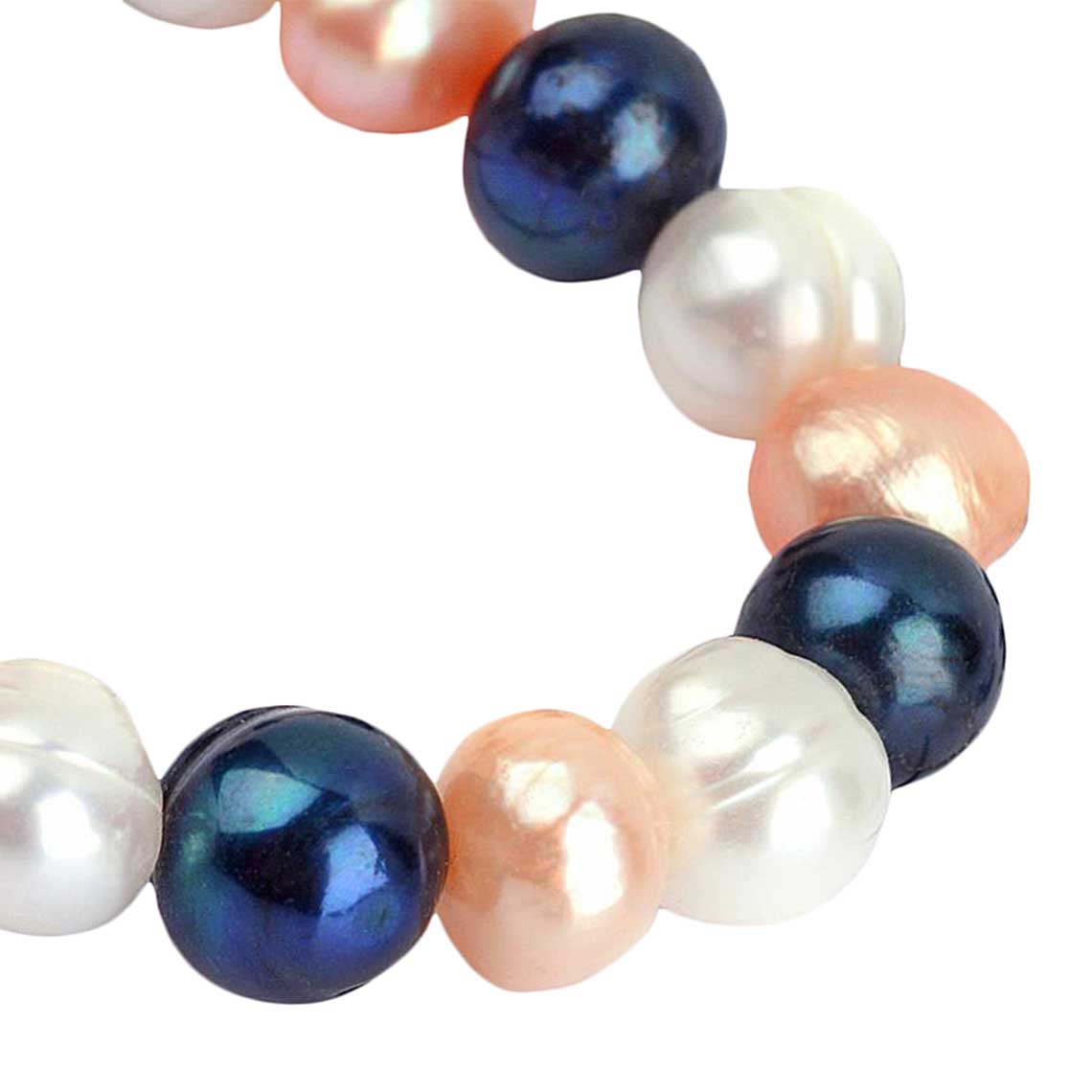 Detail van zoetwater parel armband met witte zalm en blauwe parels en stras steentjes, elastisch | Ariane