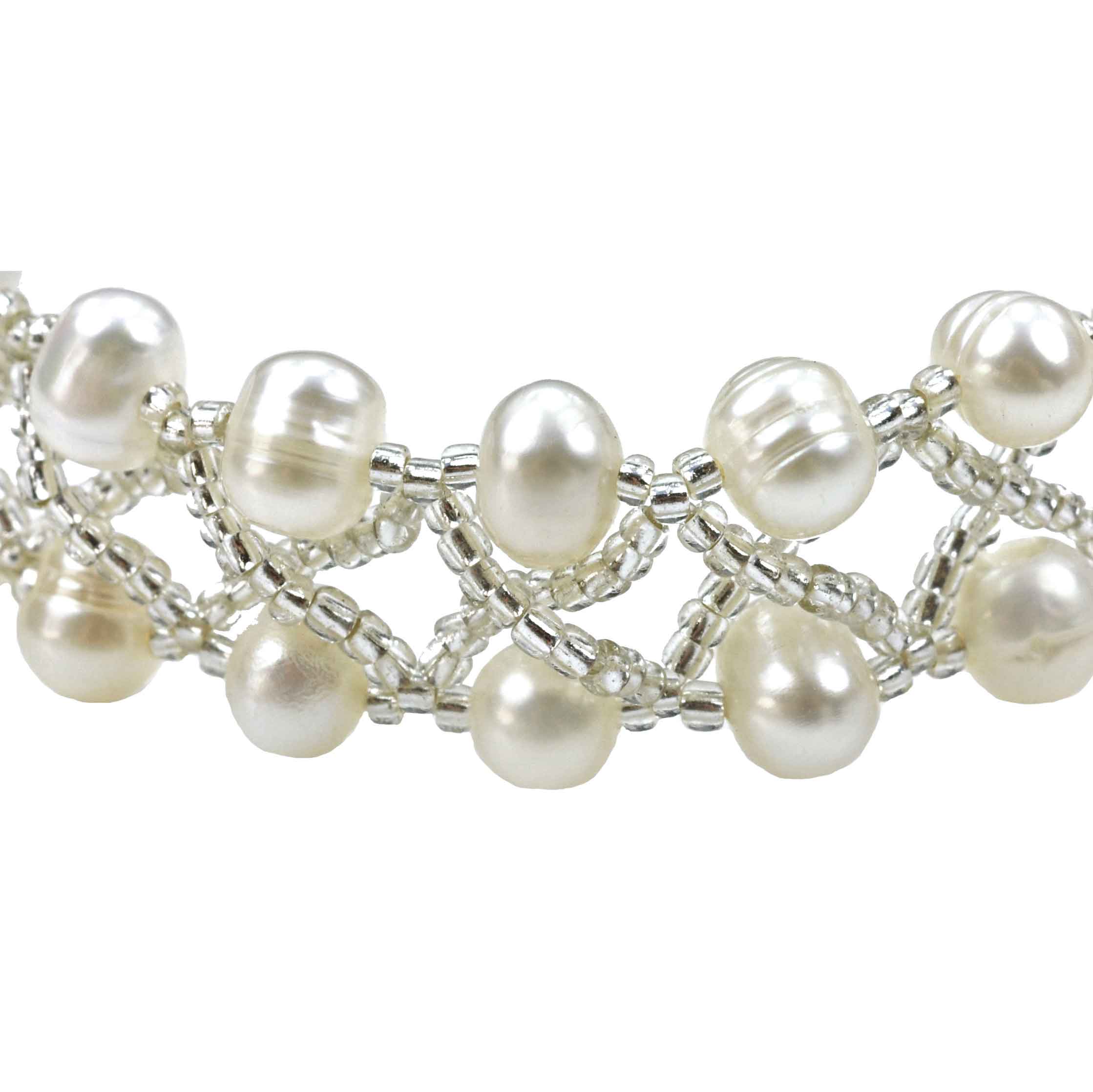 Detail van wit breed zoetwater parel armband | Elisabeth II