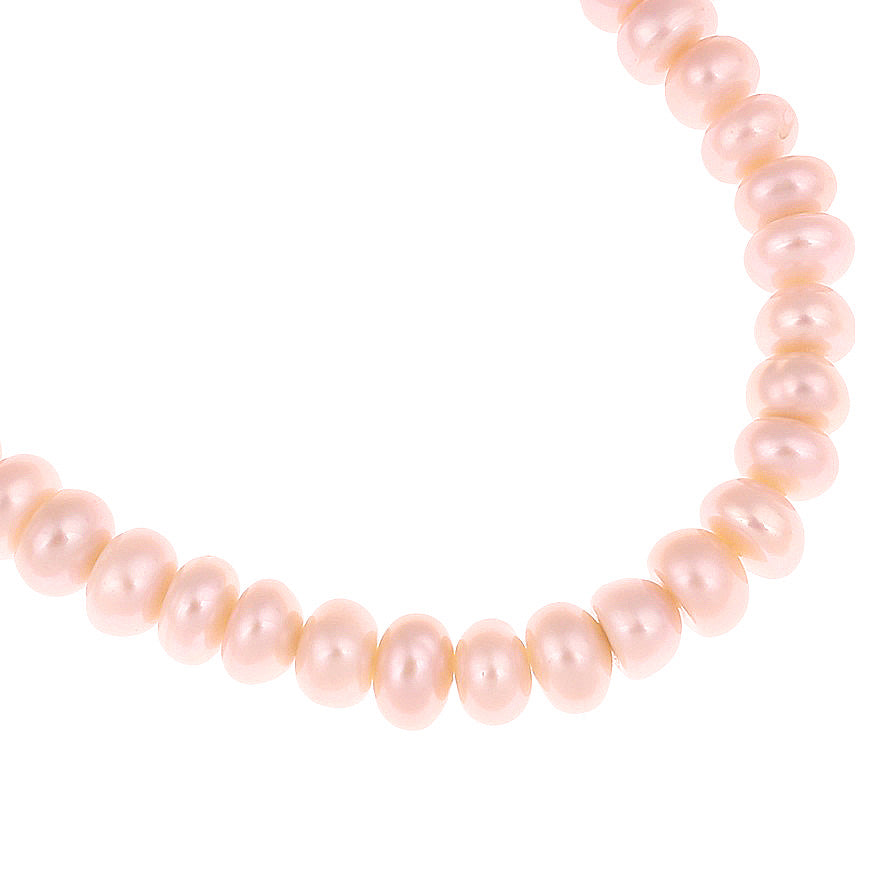 Detail van elastisch zoetwater parel armband met zalm kleurige parels | Little Button Pearl Pink