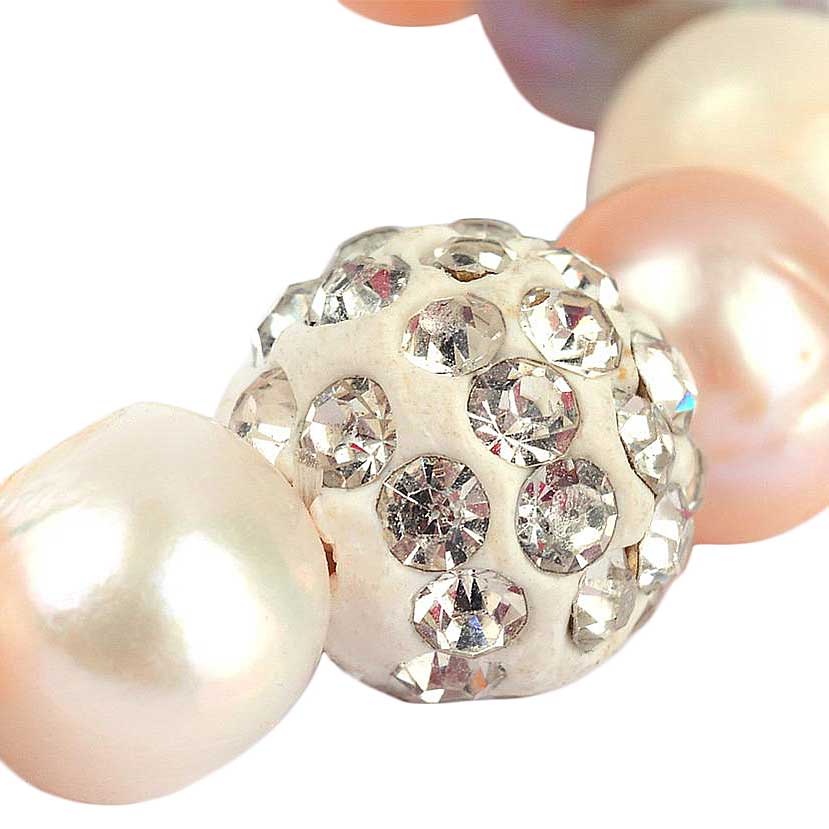 Detail van stras bol van zoetwater parel armband met wit, zalm en roze parels, elastisch | Maxima Soft Colors