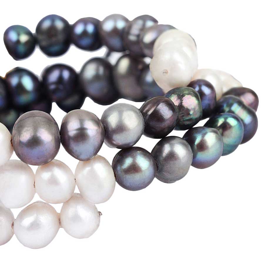 Detail van zoetwater parel wikkel armband met witte, grijze en blauw grijze parels | Wrap White Grey Blue