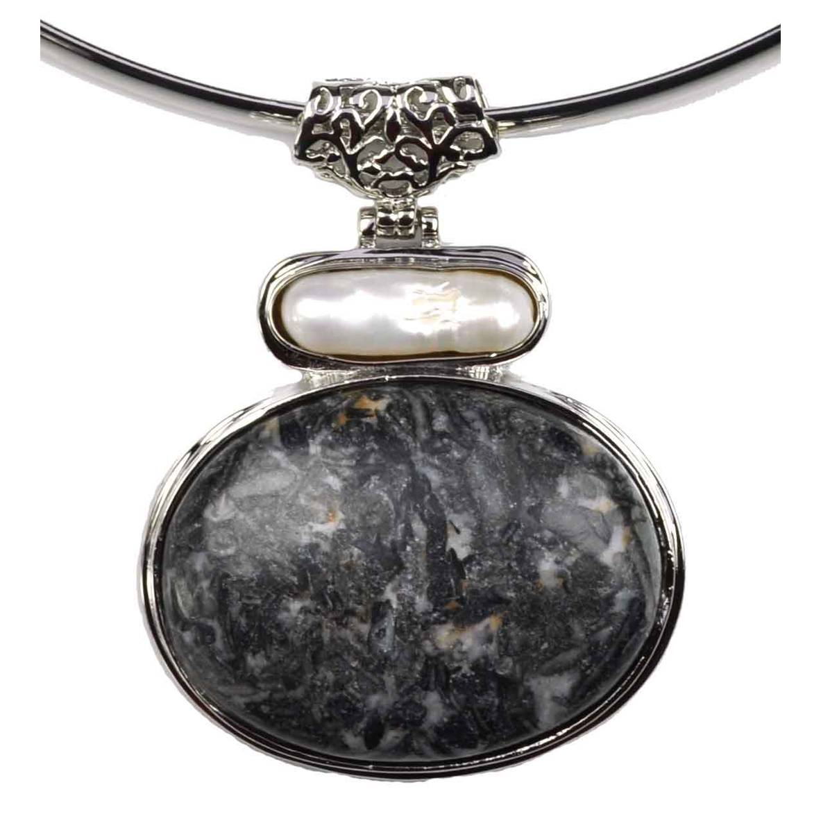 Detail van witte zoetwater parelketting met zwarte edelsteen | Biwa Black Gemstone