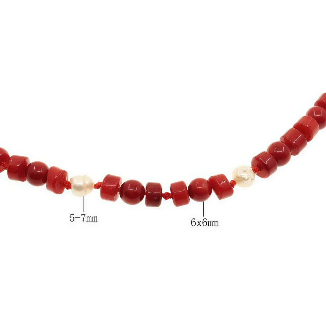Detail van zoetwater parelketting met witte parels, rood koraal en magneetslotje, maat indicatie | Coral Pearl Small