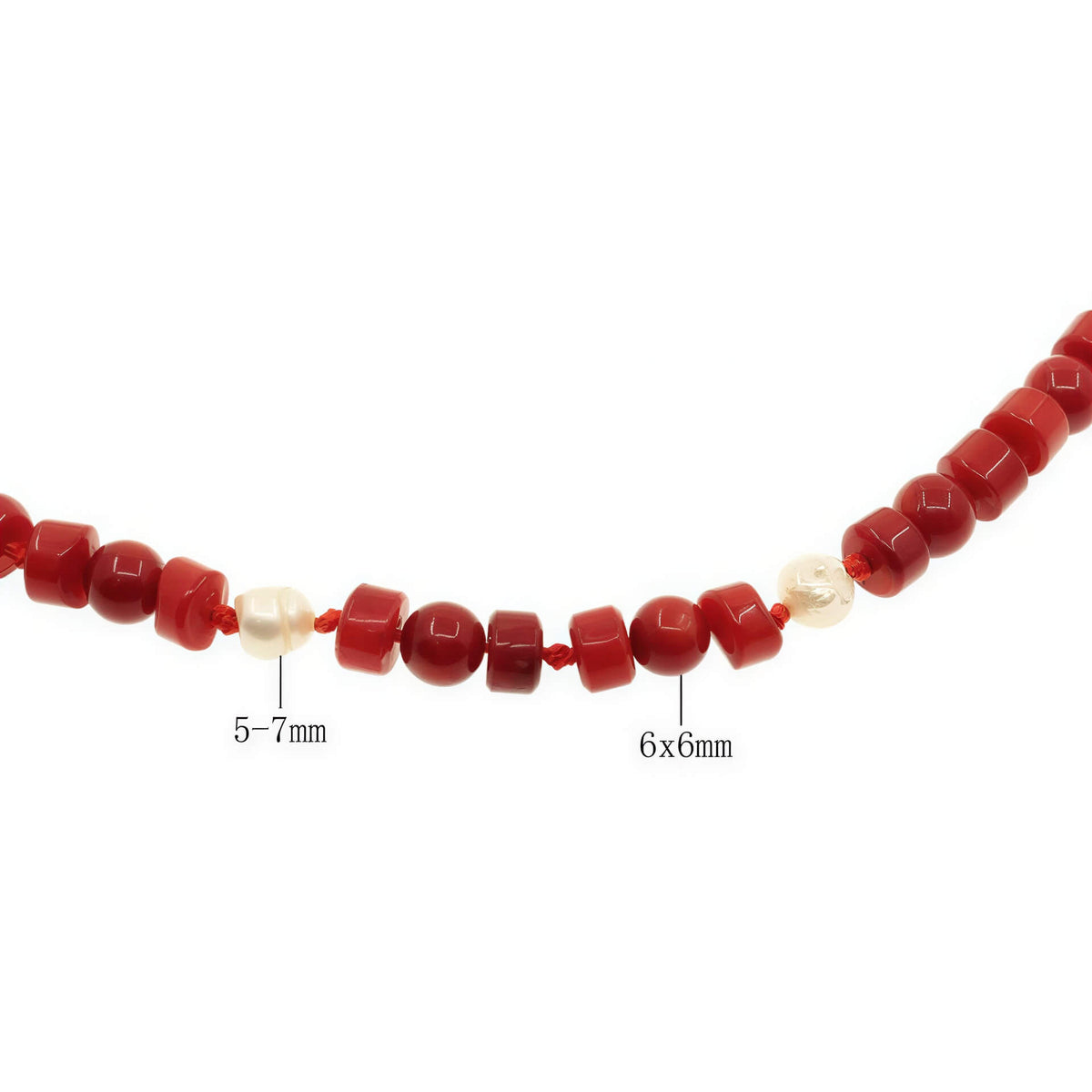 Detail van zoetwater parelketting met witte parels, rood koraal en magneetslotje, maat indicatie | Coral Pearl Small