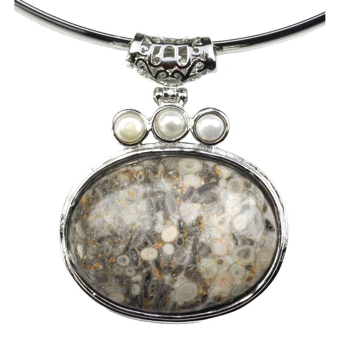 Detail van zoetwater parelketting met grijze edelstenen hanger | Three Pearl Grey Gemstone