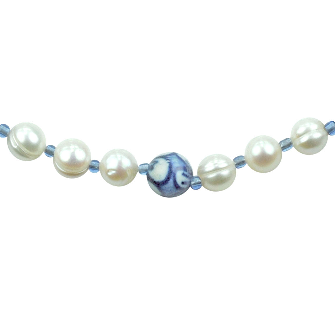 Detail van zoetwater parelketting met witte parels, kralen met Delfts blauw motief en magneetslotje | Hollands Glorie Round Flower White