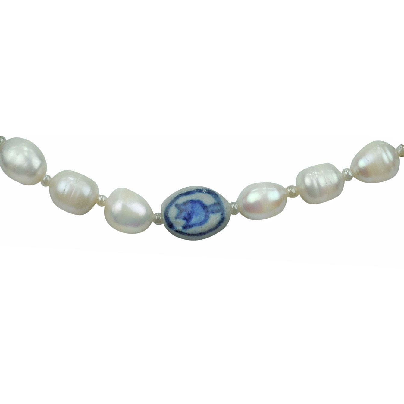 Detail van zoetwater parelketting met witte parels en kralen met Delfts blauw motief | Hollands Glorie Tulp Wit