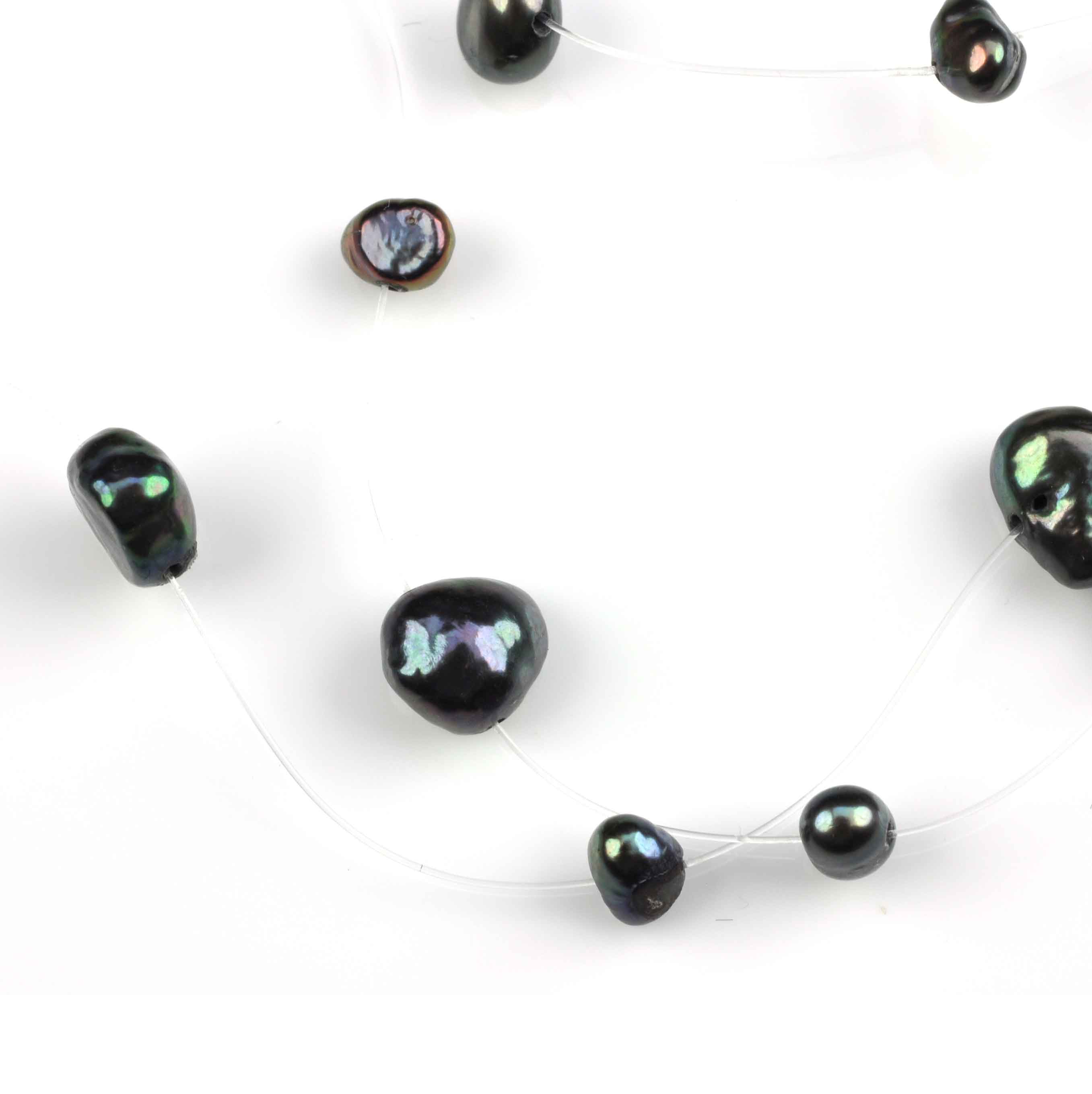 Detail van zoetwater parelketting met zwart blauwe parels in 3 rijen en sterling zilver (925) | Jill B