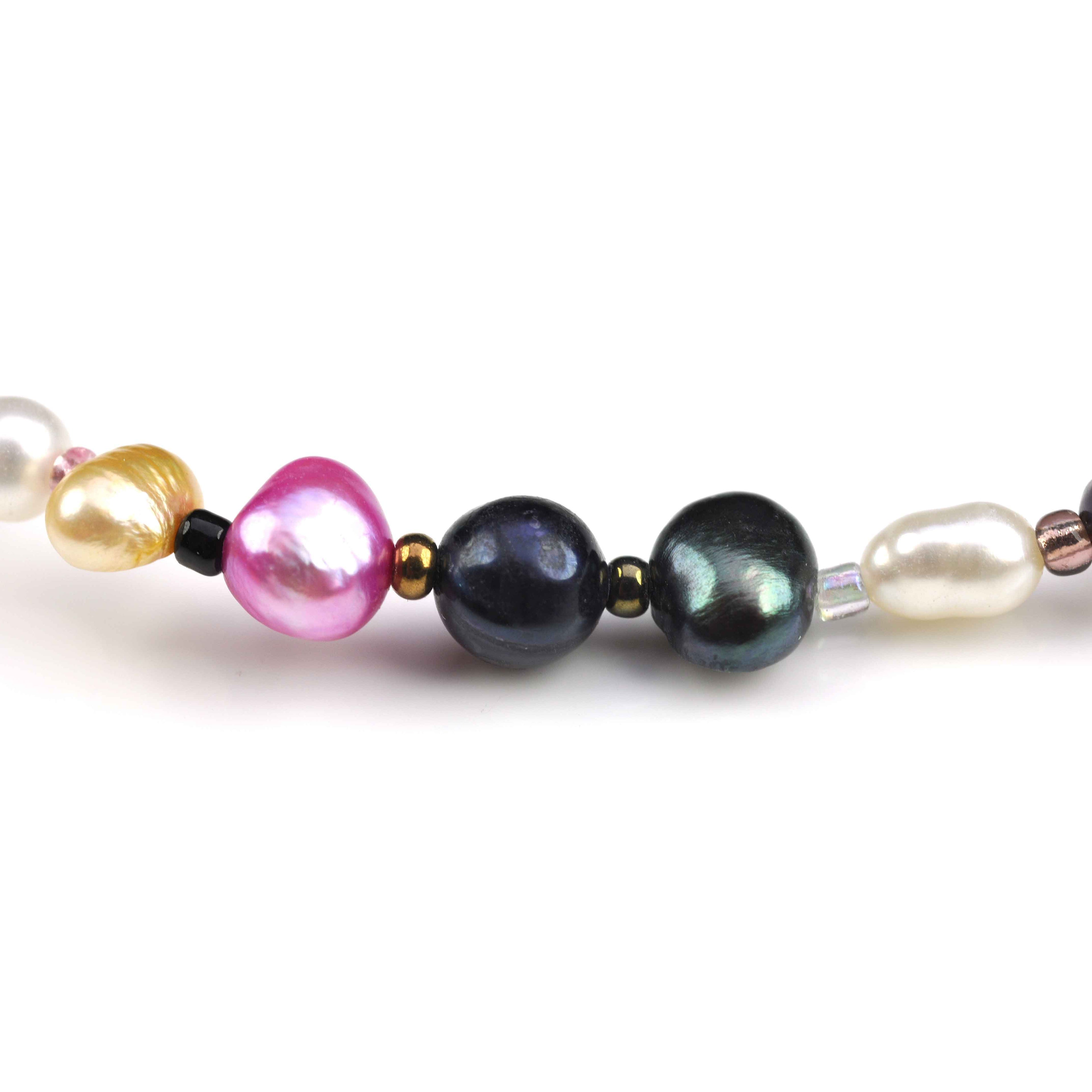 Detail van zoetwater parelketting met vrolijk gekleurde parels en sterling zilver (925) | Marvey