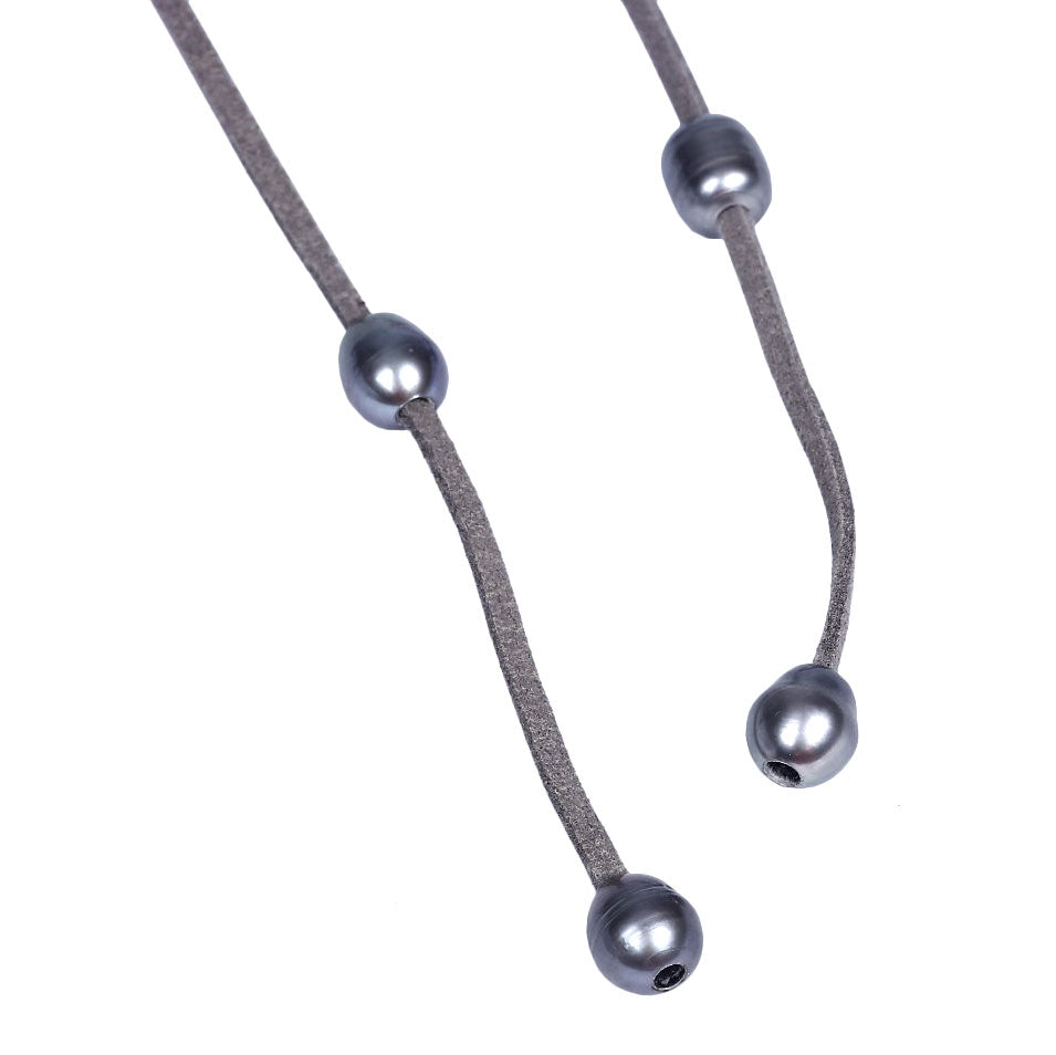 Detail van zoetwater parelketting met donker grijze parels en grijs suede | Long Grey Suede