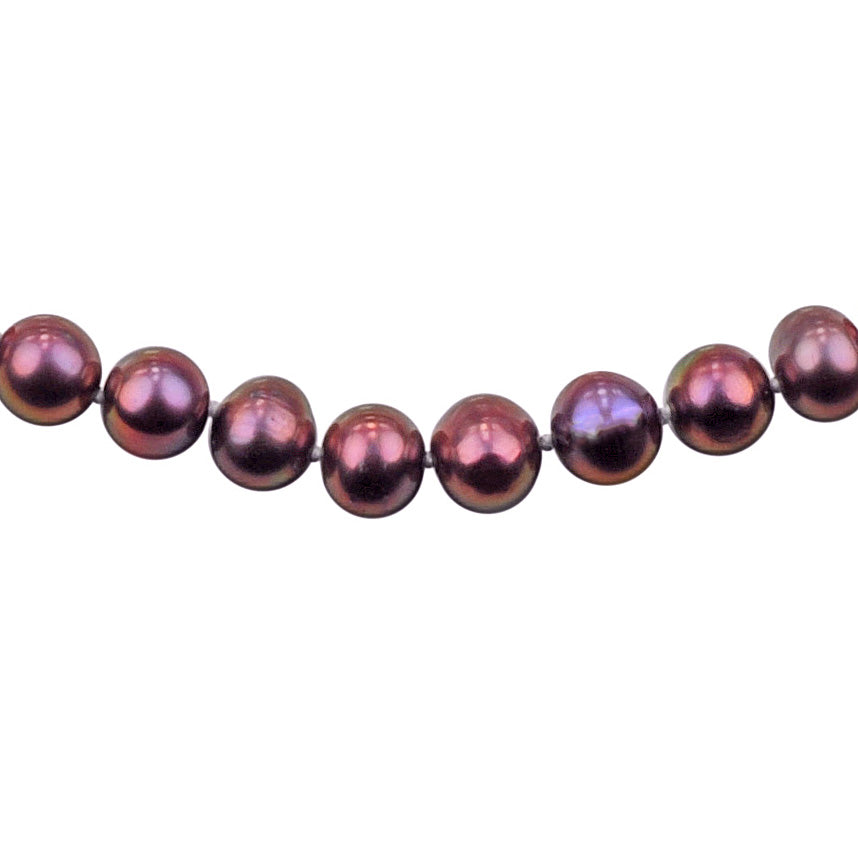 Detail van handgeknoopte zoetwater parelketting met rood paarse parels en sterling zilver (925) | Rella