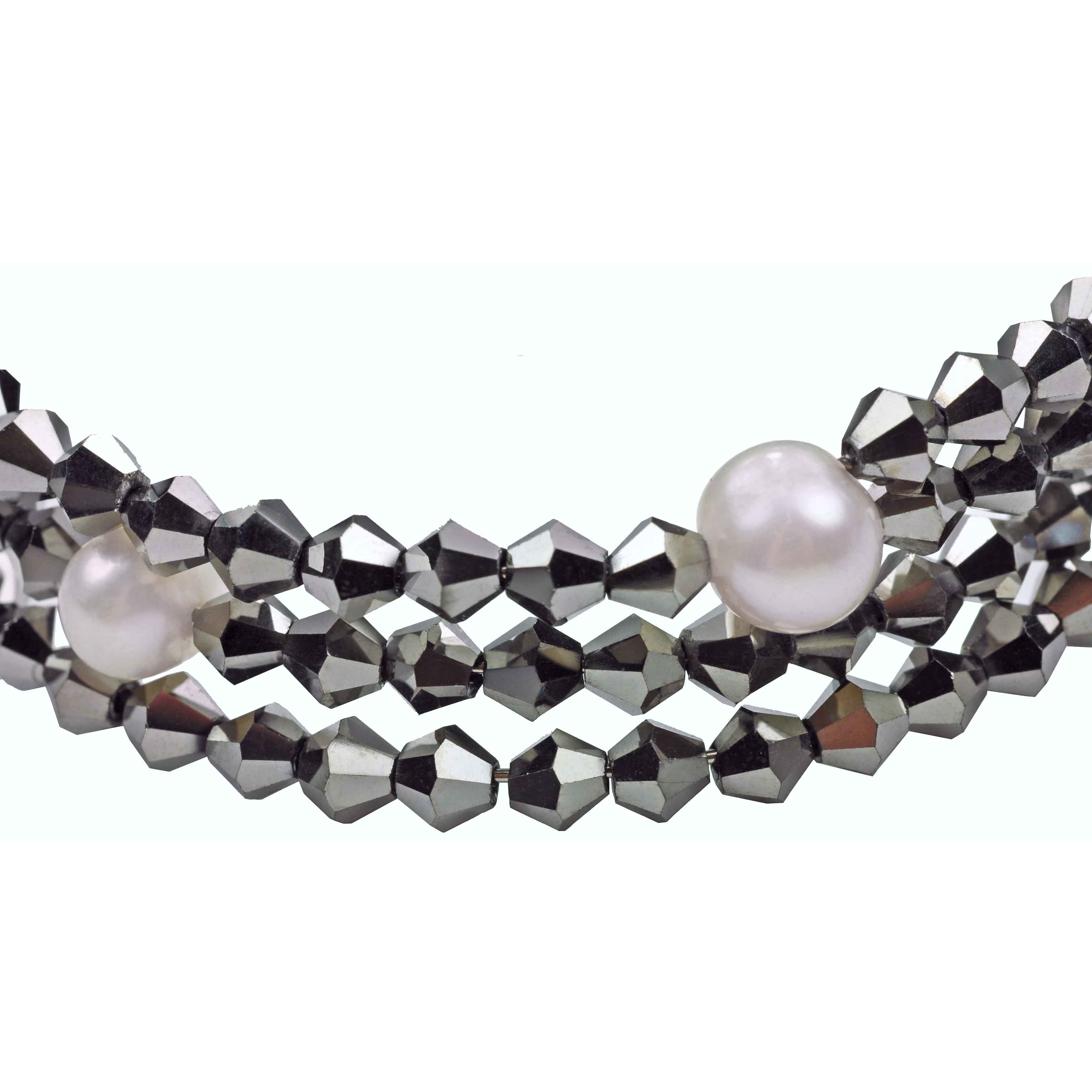 Detail van wit zoetwater parel wikkelarmband met zilver kleurige stras steentjes | Pearl W Metalic Silver