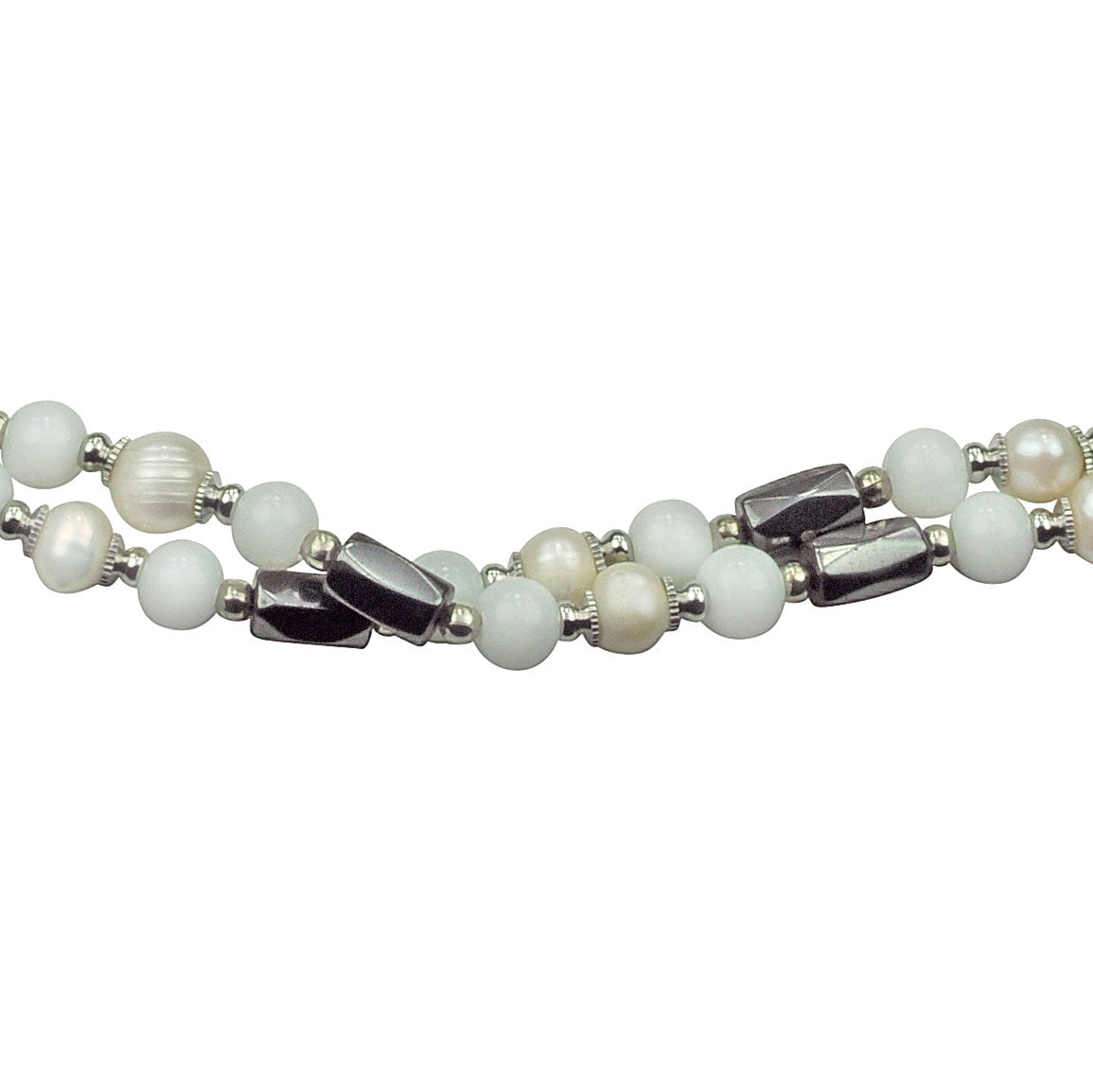 Detail van zoetwater parelketting met witte parels en zwarte edelsteen magnetiet | Pearl Magnetite Wrap
