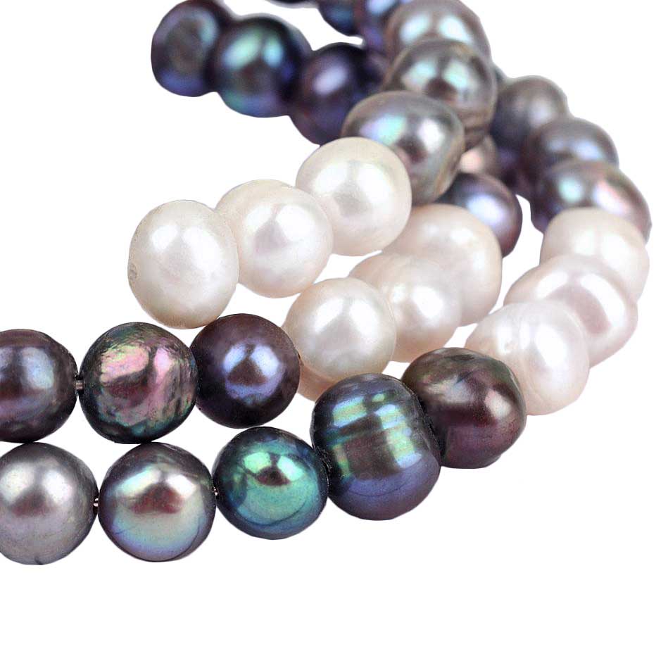 Detail van zijaanzicht van zoetwater parel wikkel armband met witte, grijze en blauw grijze parels | Wrap White Grey Blue Pearl