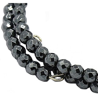 Detail van zwart edelstenen wikkel armband met hematiet | Cadeau set Hematite