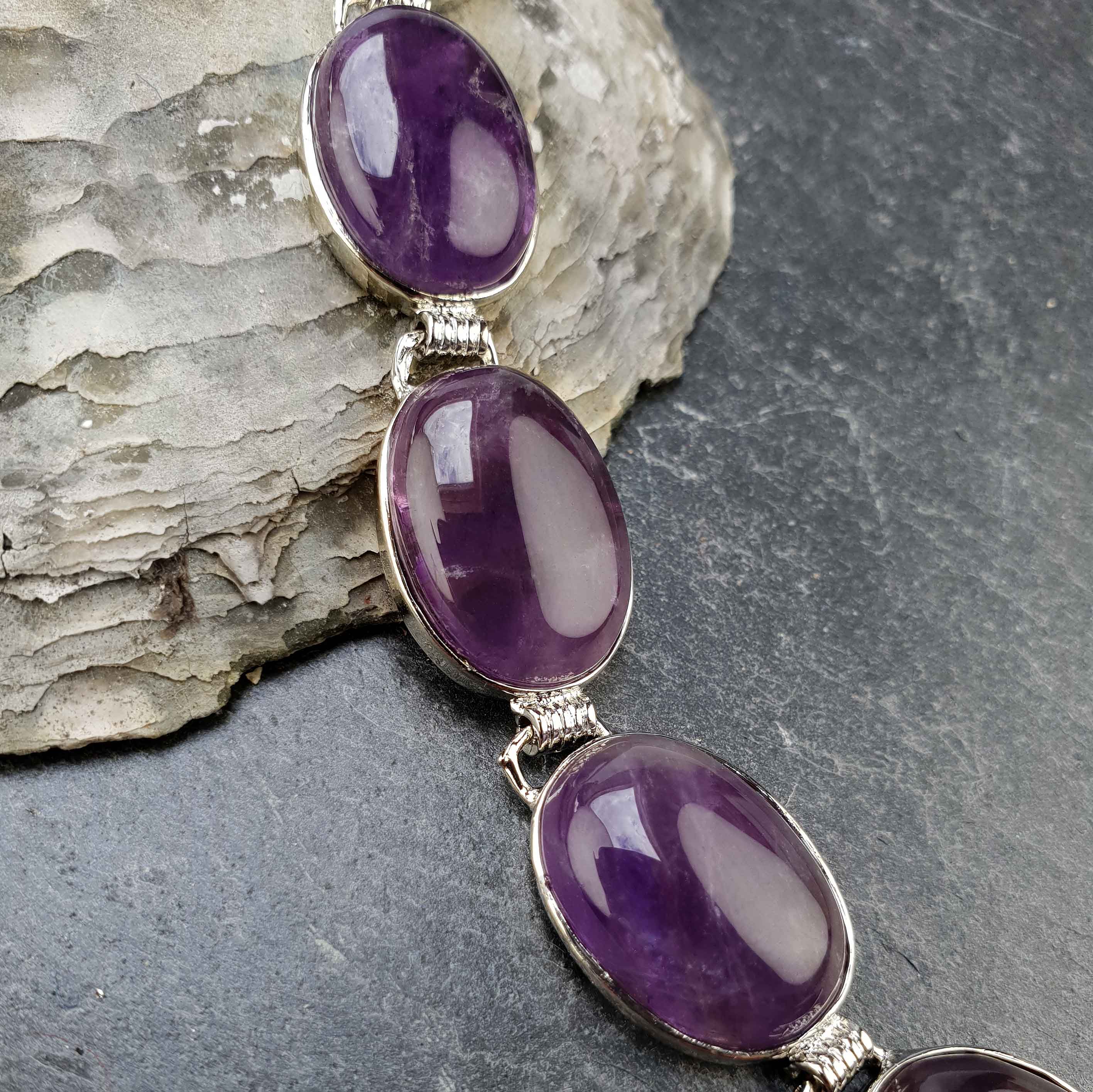 Paarse edelstenen armband met amethist liggend op leisteen | Amethyst Oval