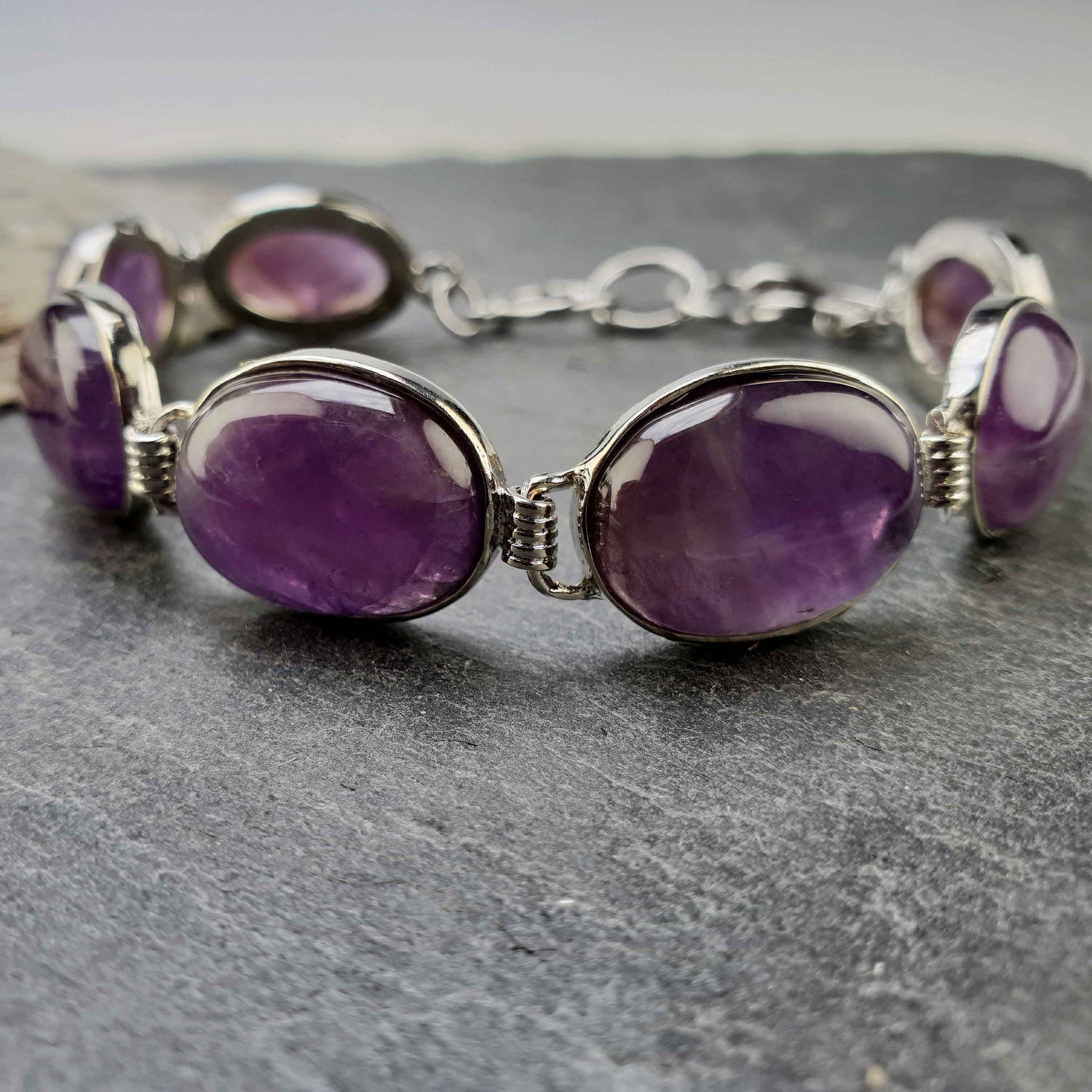 Paarse edelstenen armband met amethist, zijaanzicht met ondergrond leisteen | Amethyst Oval