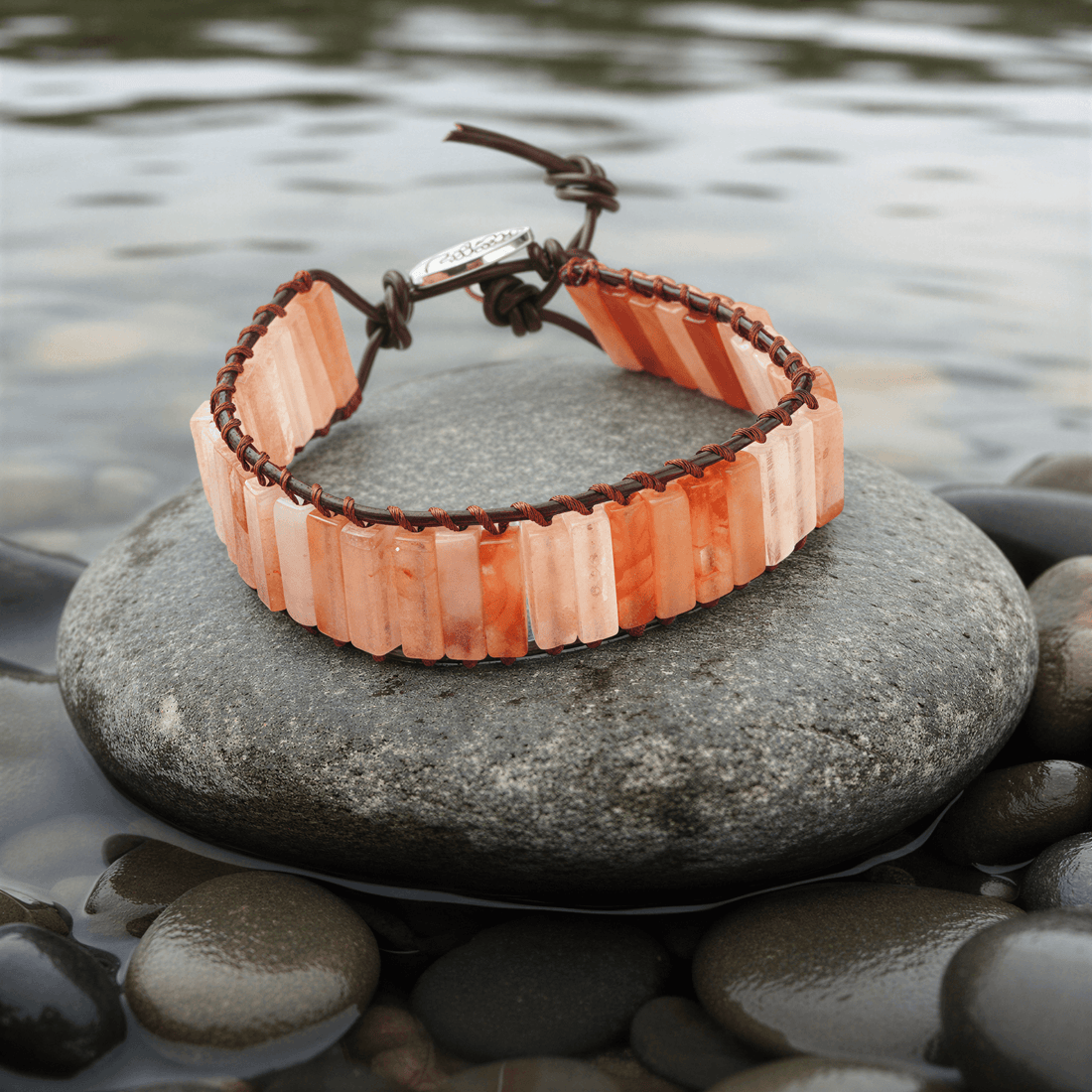 Edelstenen armband met carneool liggend op steen in water | Carnelian Brown Leather