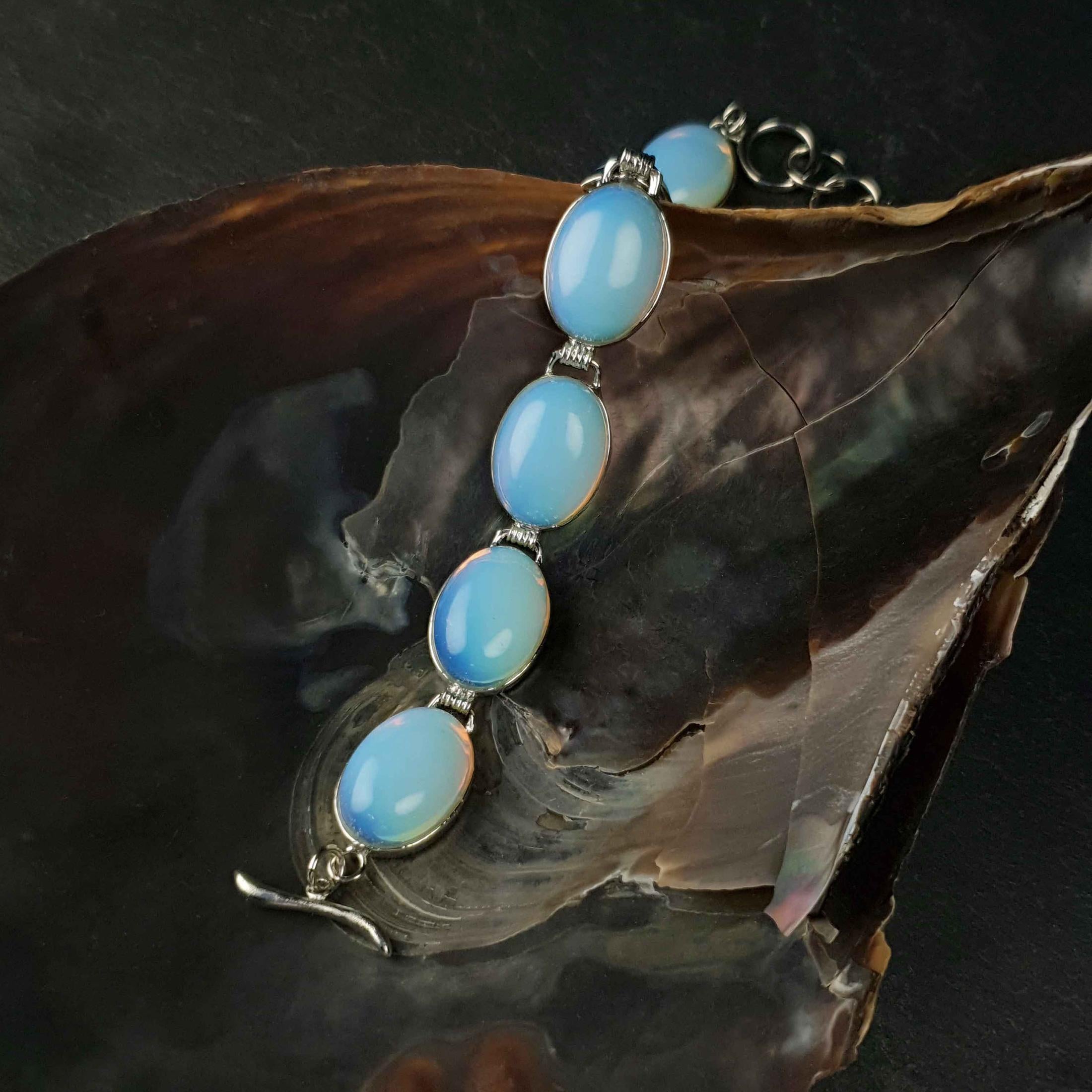 Licht blauw edelstenen armband met opaal liggend in schelp | Sea Opal Oval