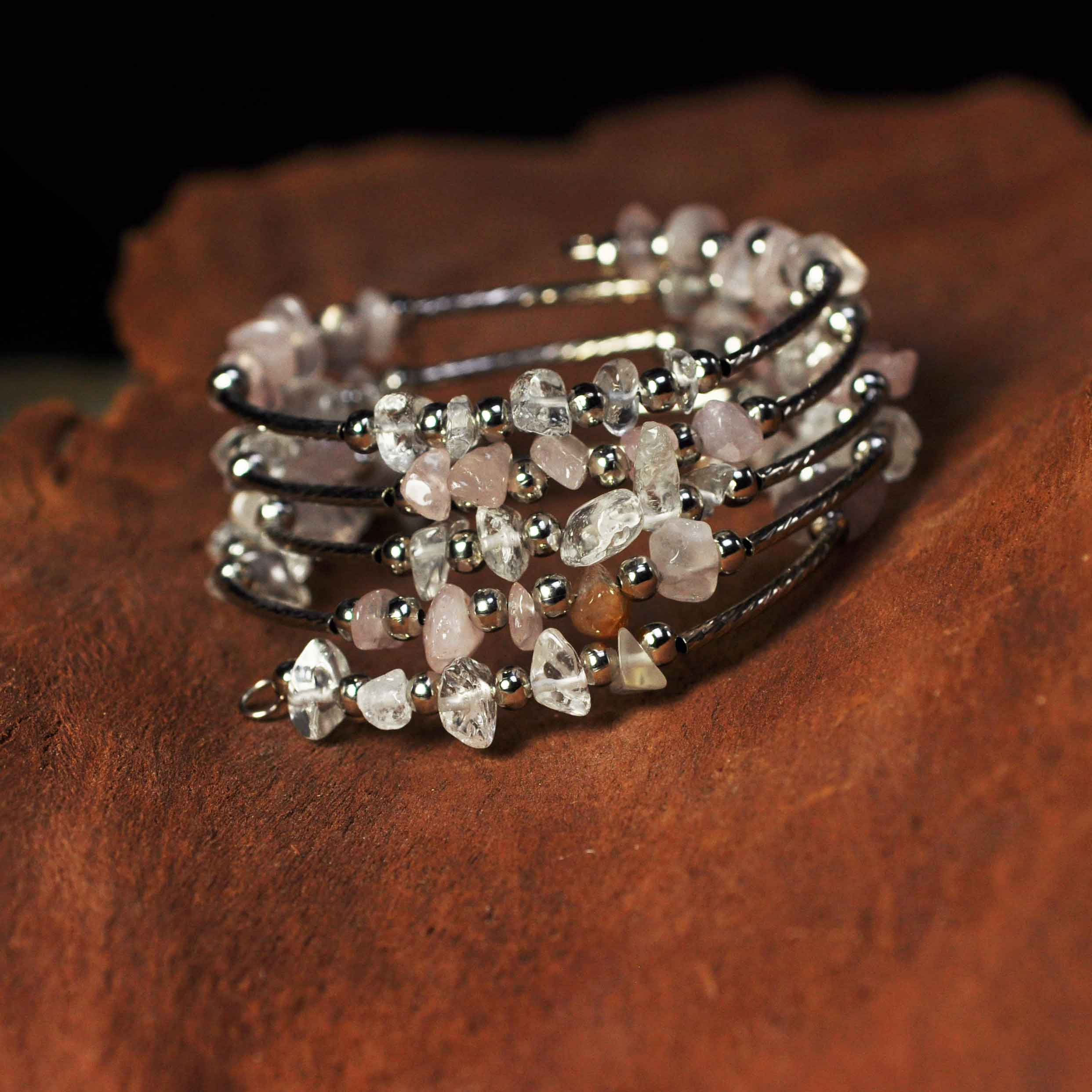 Edelstenen wikkelarmband met rozenkwarts en bergkristal liggend op schors | Wrap Rose Quartz Chip