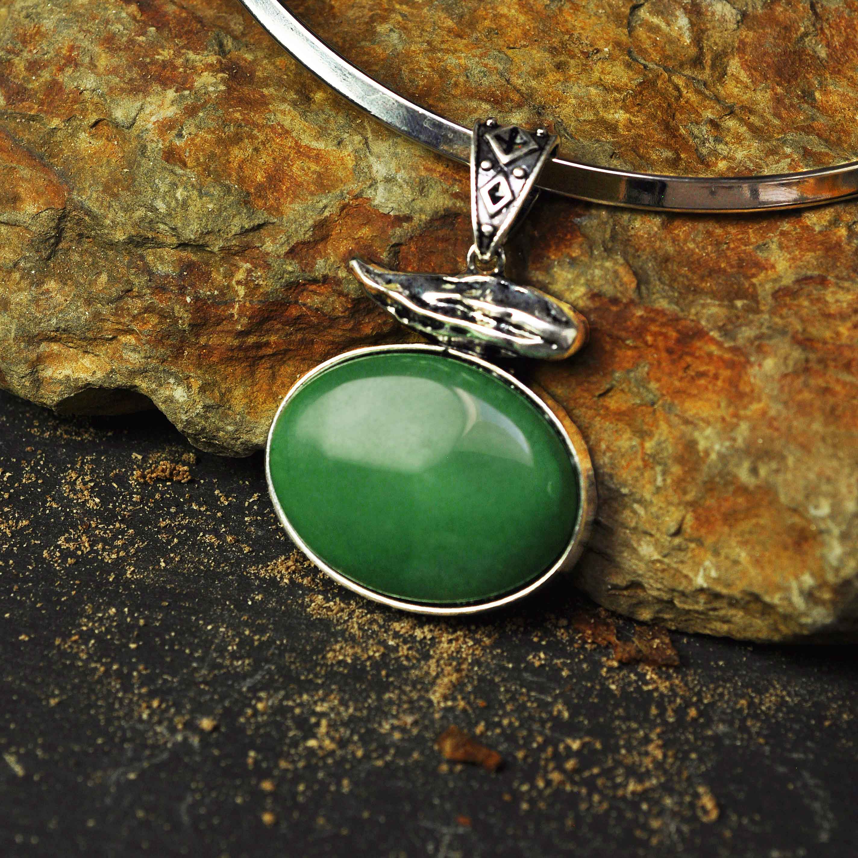 Detail van groene edelstenen ketting met aventurine liggend op steen | Green Aventurine Choker