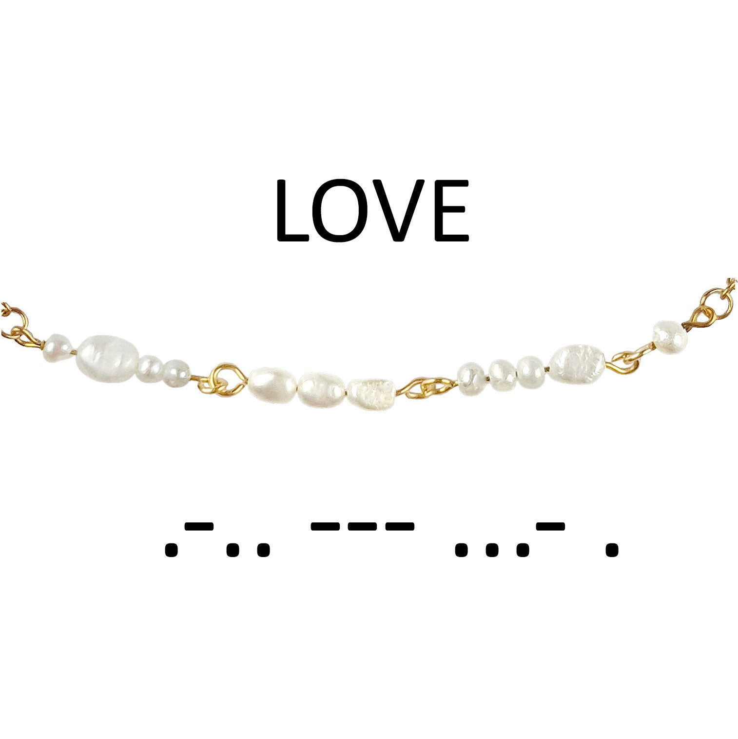 Detail van zoetwater parelketting met goud edelstaal en witte parels die het woord LOVE in morse code weer geeft | Morse Code Love Pearl Gold