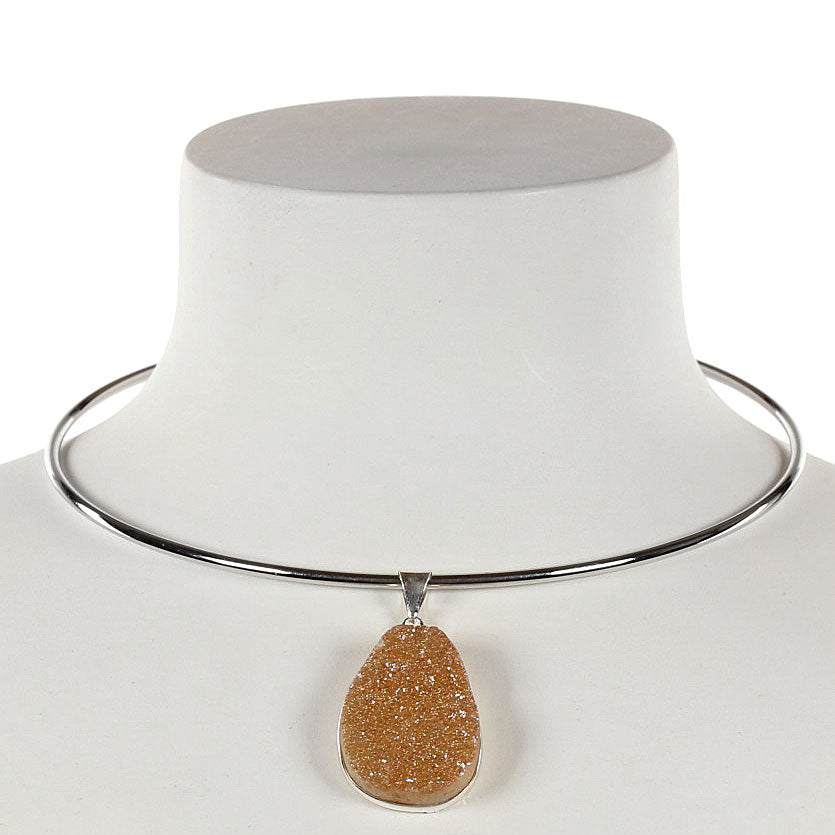 Edelstenen ketting met caramel kleurige kwarts steen aan hanger op buste | Quartz Bling Caramel