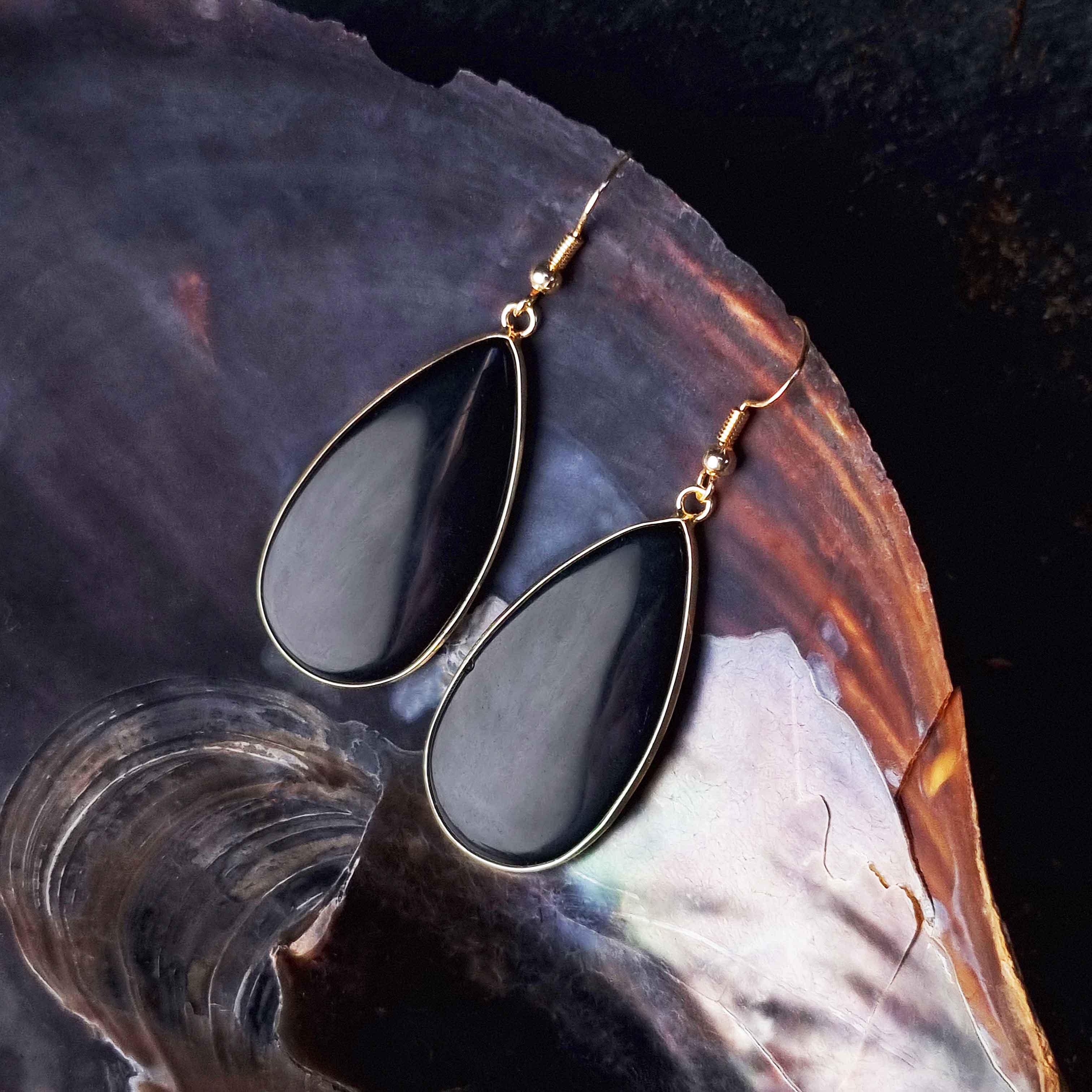 Zwarte edelstenen oorbellen met goud edelstaal liggend in schelp | Big Teardrop Black Agate Gold