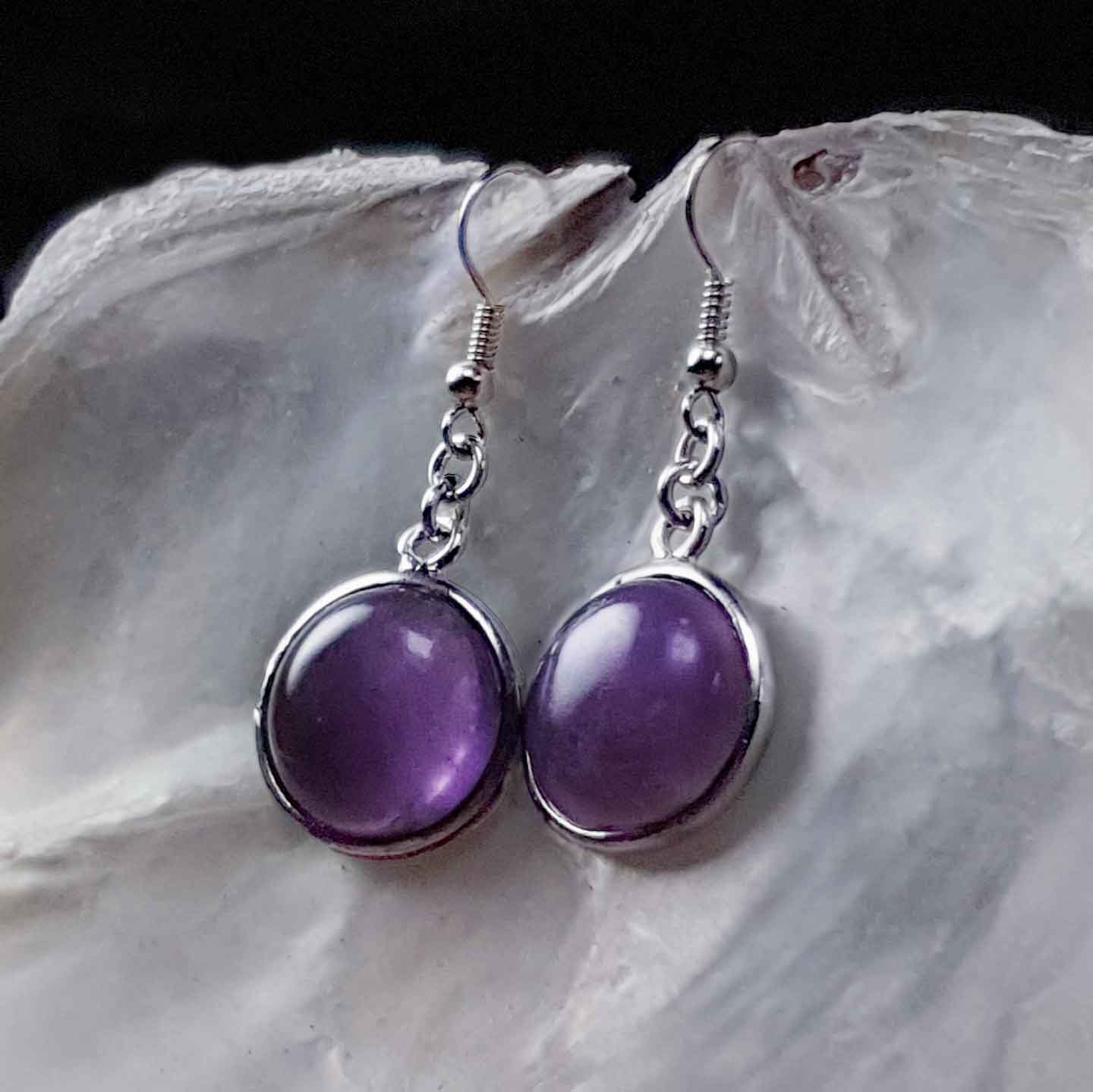 Paarse edelstenen oorbellen met amethist en sterling zilver (925), liggend in schelp | Amethyst Round