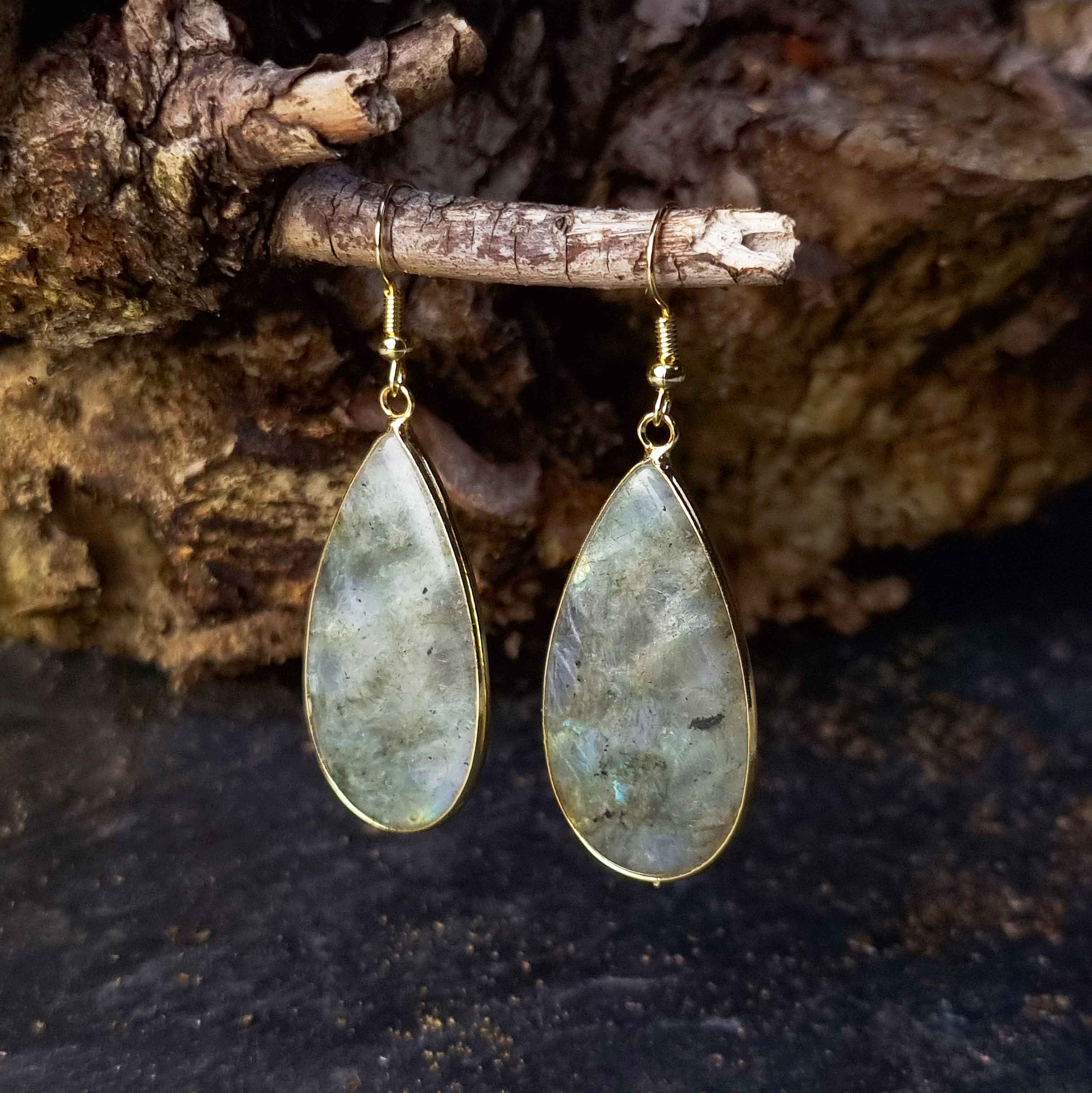 Edelstenen oorbellen met labradoriet en goud edelstaal hangend aan tak | Big Teardrop Labradorite Gold
