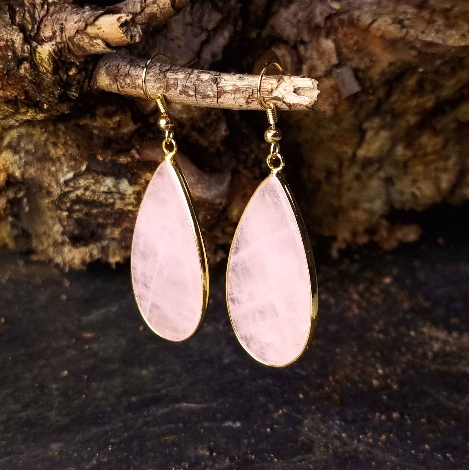 Roze edelstenen oorbellen met rozenkwarts en goud edelstaal hangend aan tak | Big Teardrop Rose Quartz Gold