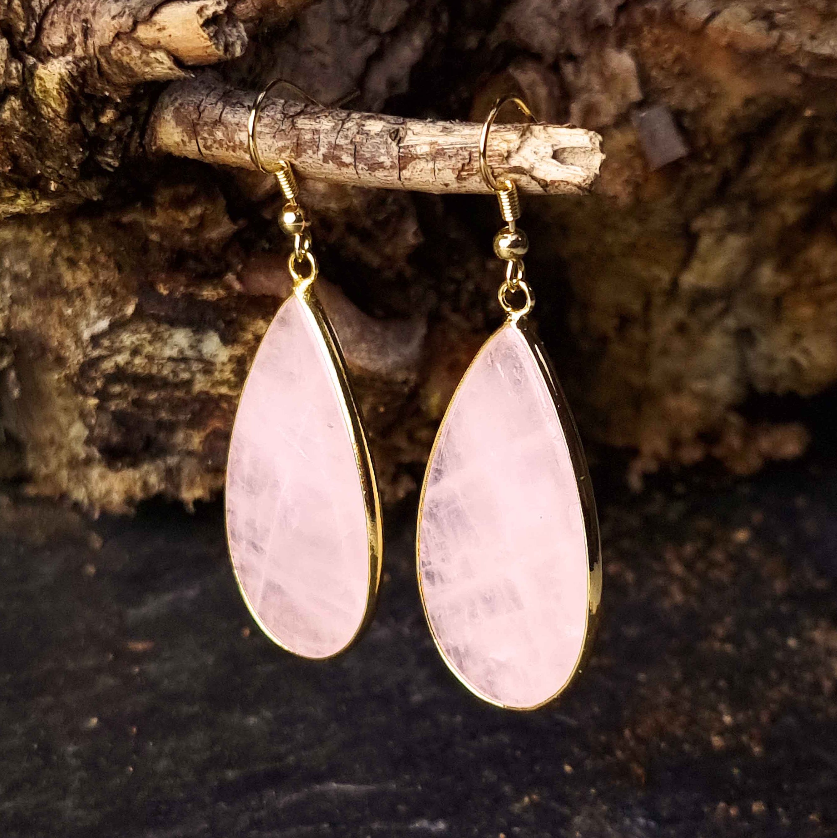 Roze edelstenen oorbellen met rozenkwarts en goud edelstaal hangend aan tak | Big Teardrop Rose Quartz Gold
