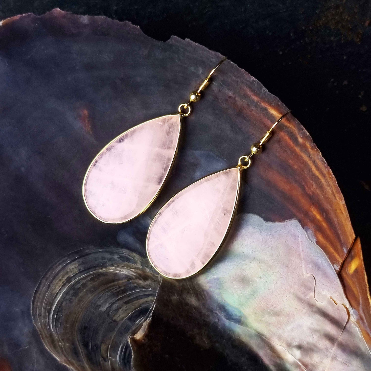 Roze edelstenen oorbellen met rozenkwarts en goud edelstaal hangend in schelp | Big Teardrop Rose Quartz Gold