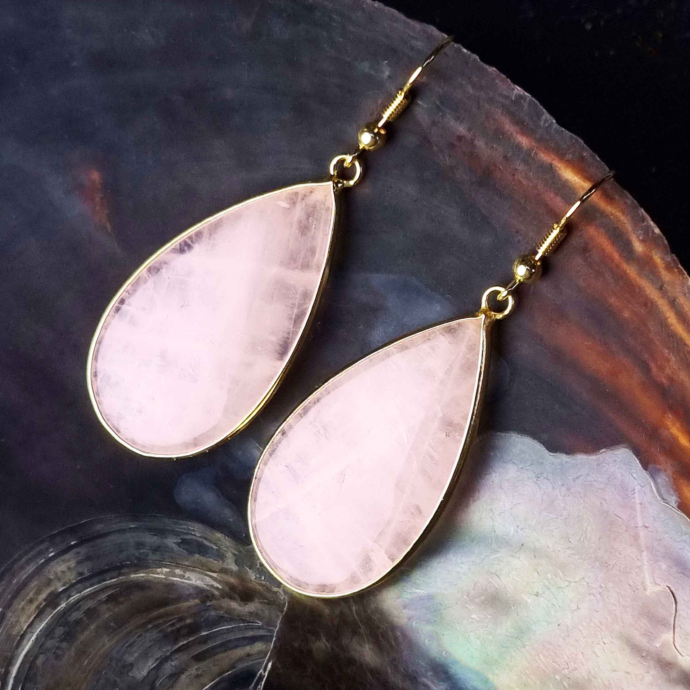 Roze edelstenen oorbellen met rozenkwarts en goud edelstaal hangend in schelp | Big Teardrop Rose Quartz Gold