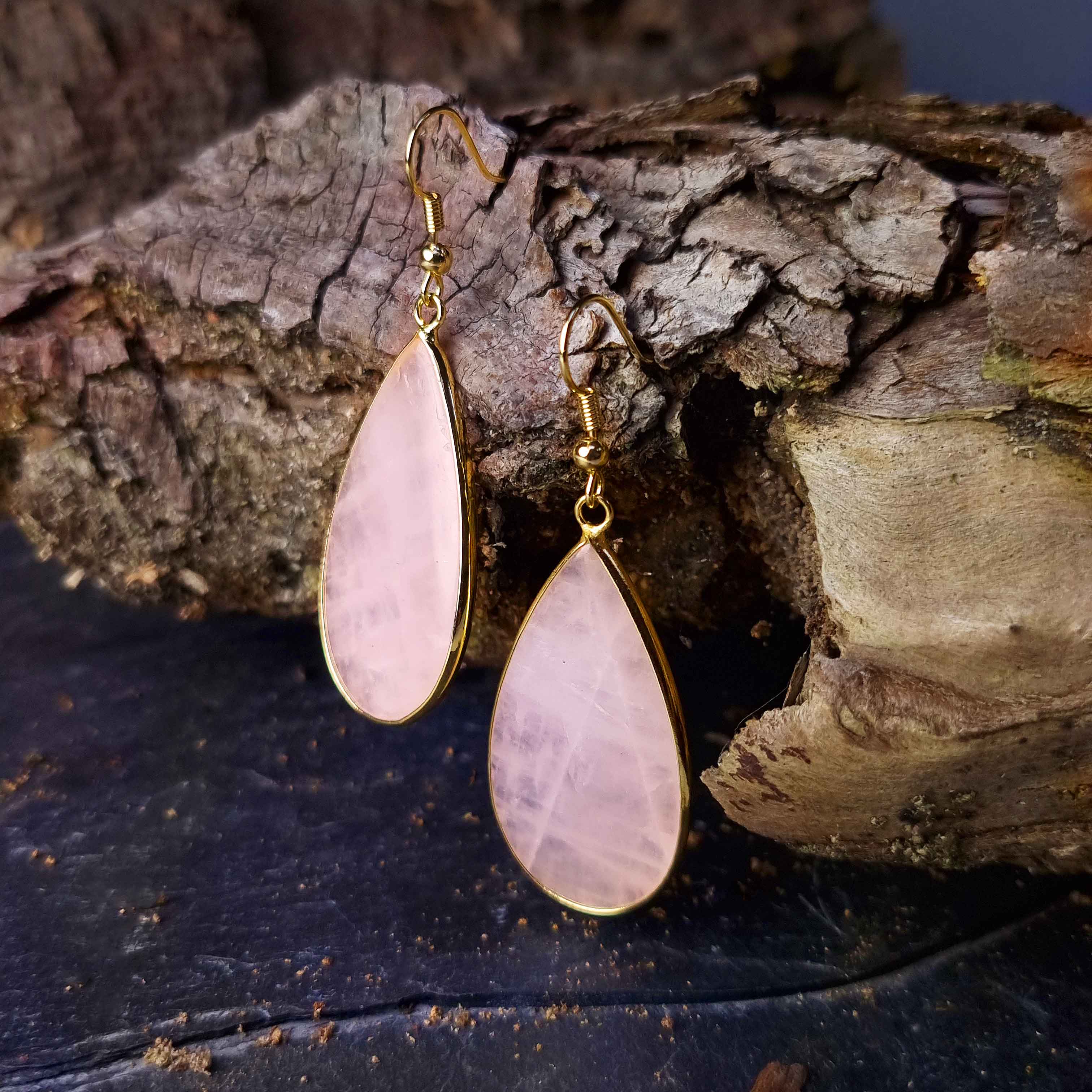 Roze edelstenen oorbellen met rozenkwarts en goud edelstaal hangend aan stronk | Big Teardrop Rose Quartz Gold