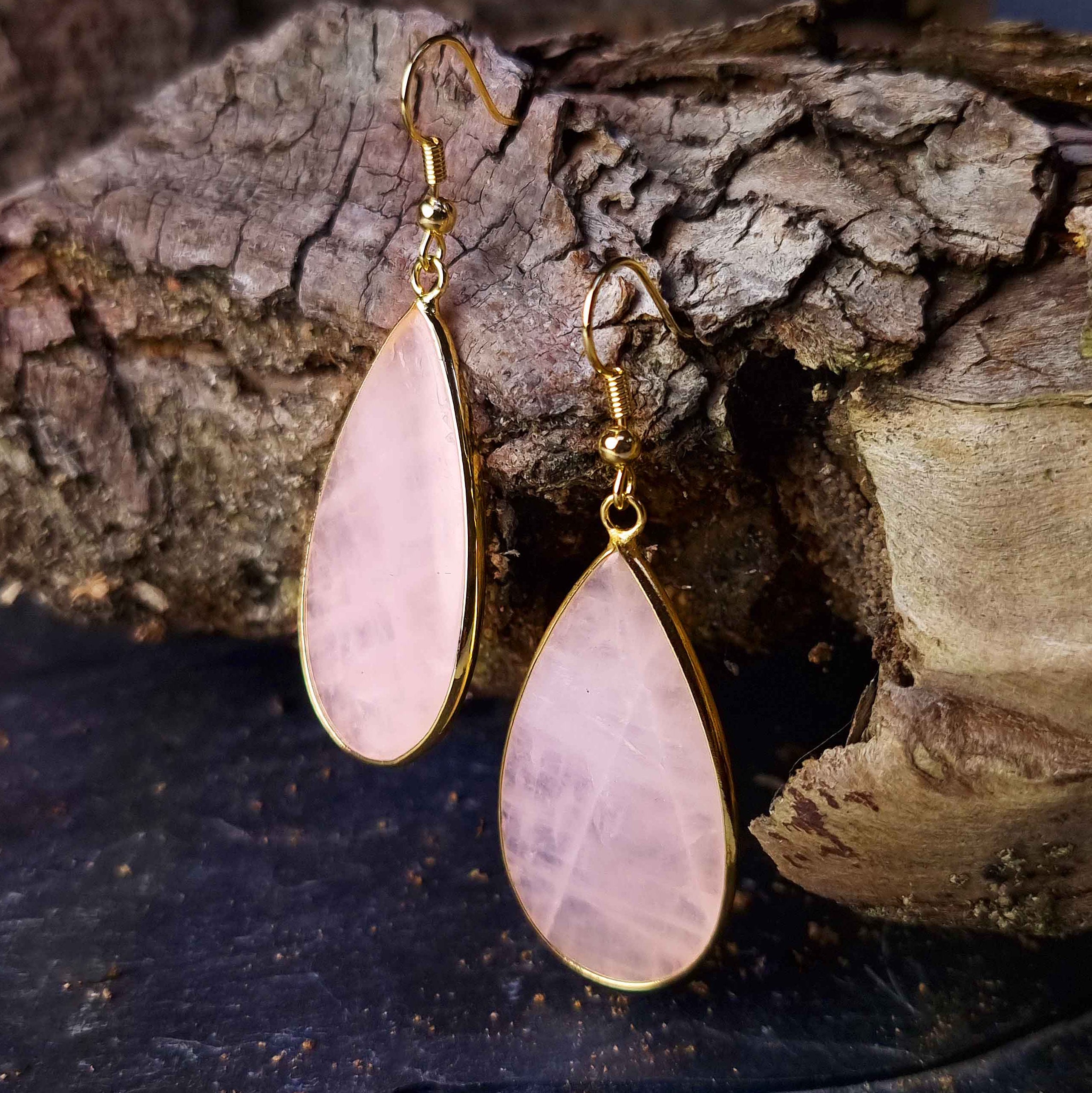 Roze edelstenen oorbellen met rozenkwarts en goud edelstaal hangend aan stronk | Big Teardrop Rose Quartz Gold