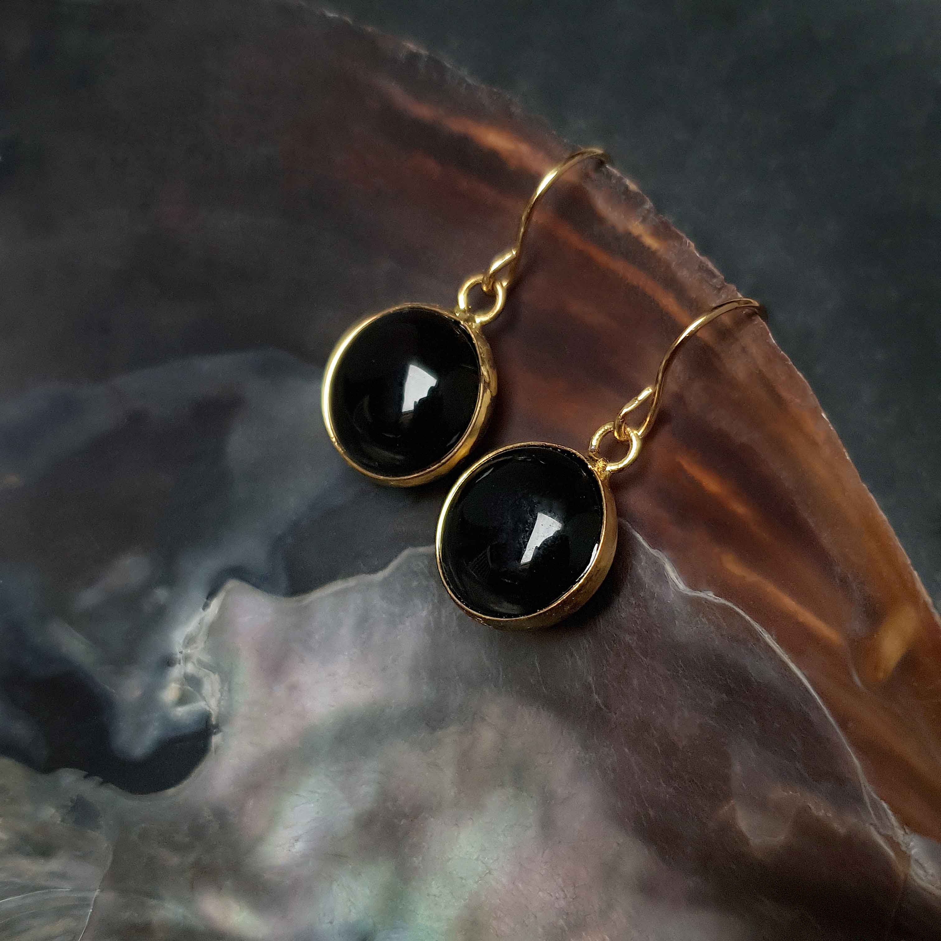 Zwarte edelstenen oorbellen met goud edelstaal hangend in schelp zijaanzicht | Black Agate Gold Round