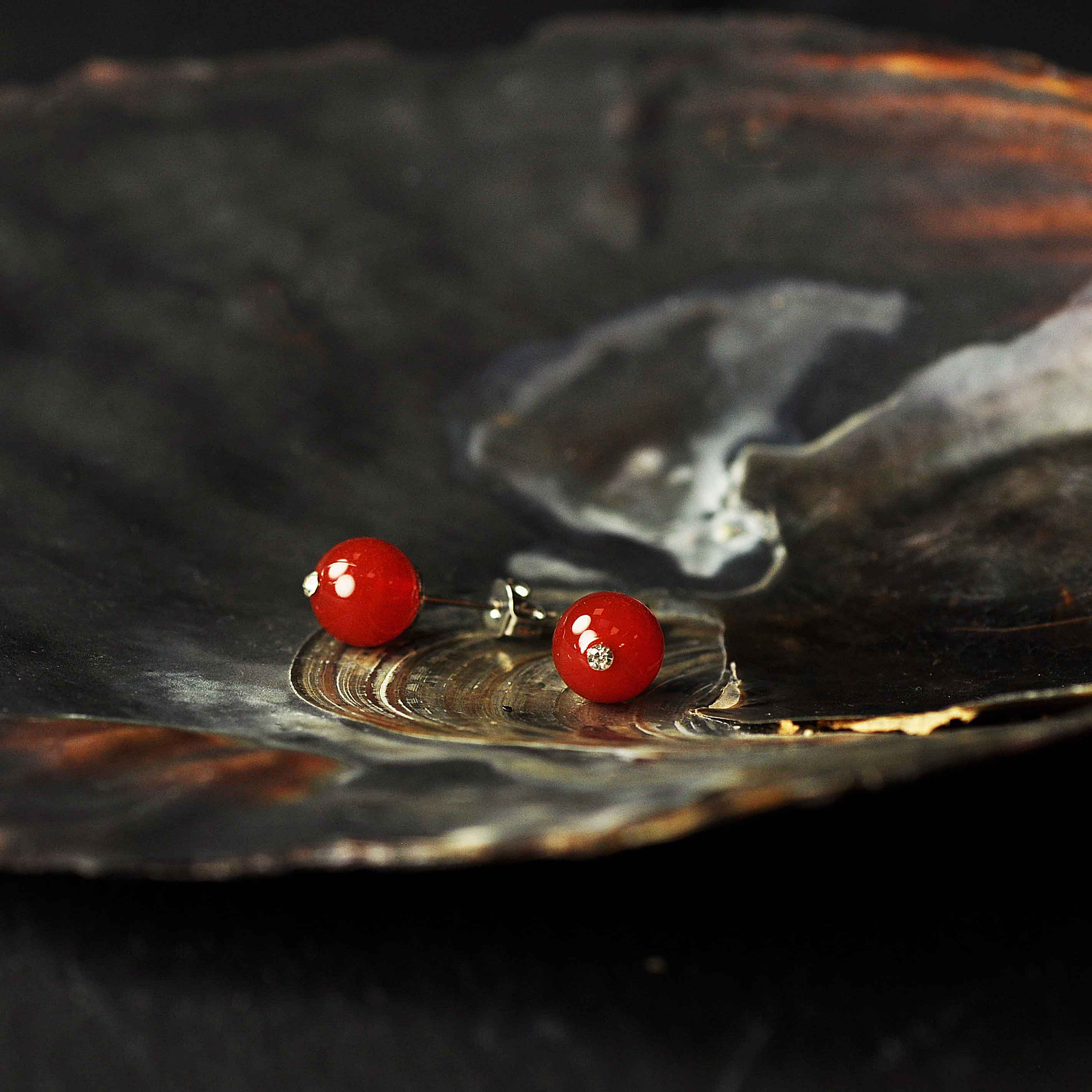 Rode edelstenen oorbellen met agaat, rode edelstenen oorknopjes liggend in schelp | Bling Red Agate